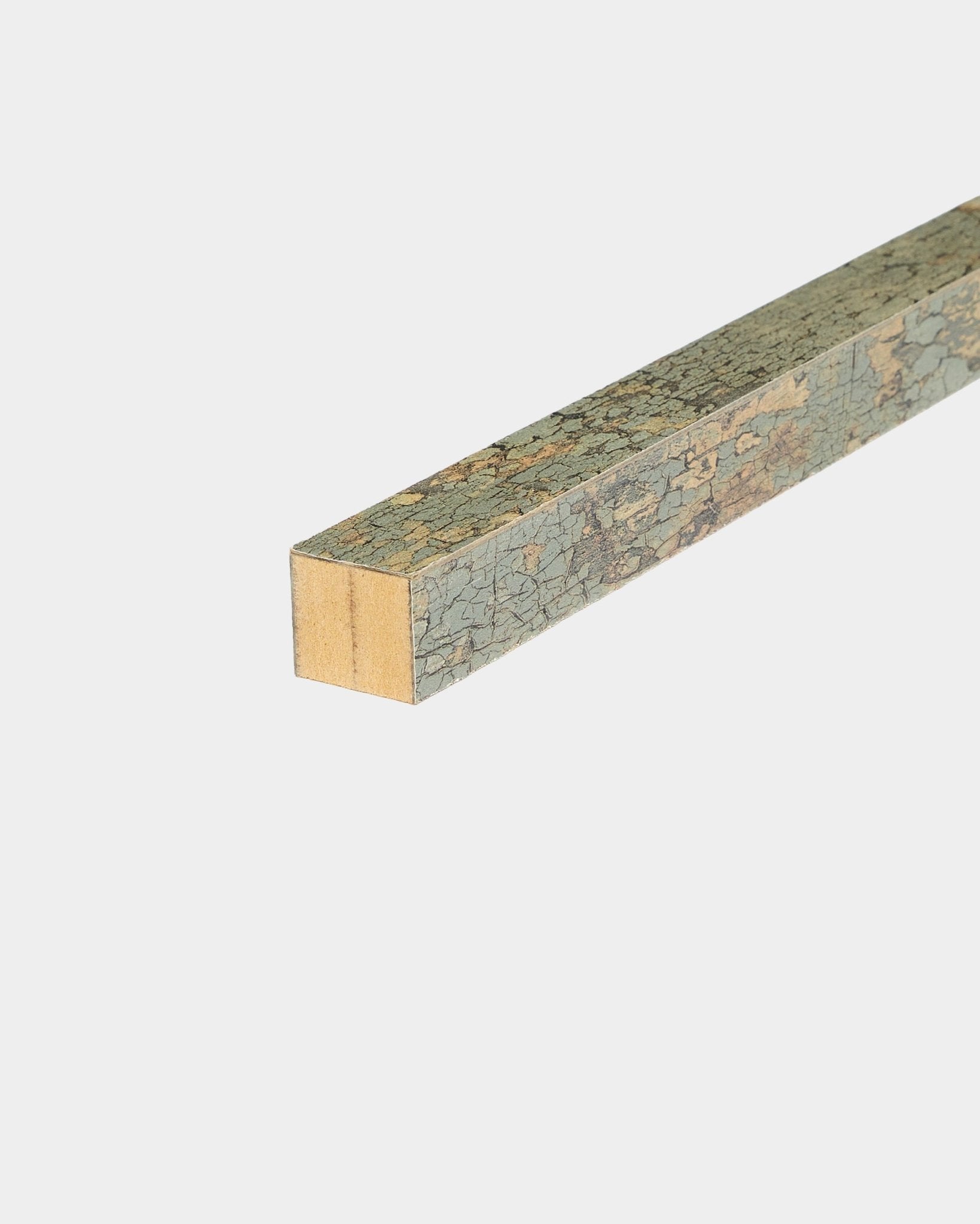 Lamelle de finition WoodUpp en Oxide Grey, 2,2 cm : tige carrée en MDF encadré avec surface vertâtre craquelée, conçue comme pièce de finition pour les panneaux acoustiques Akupanel.