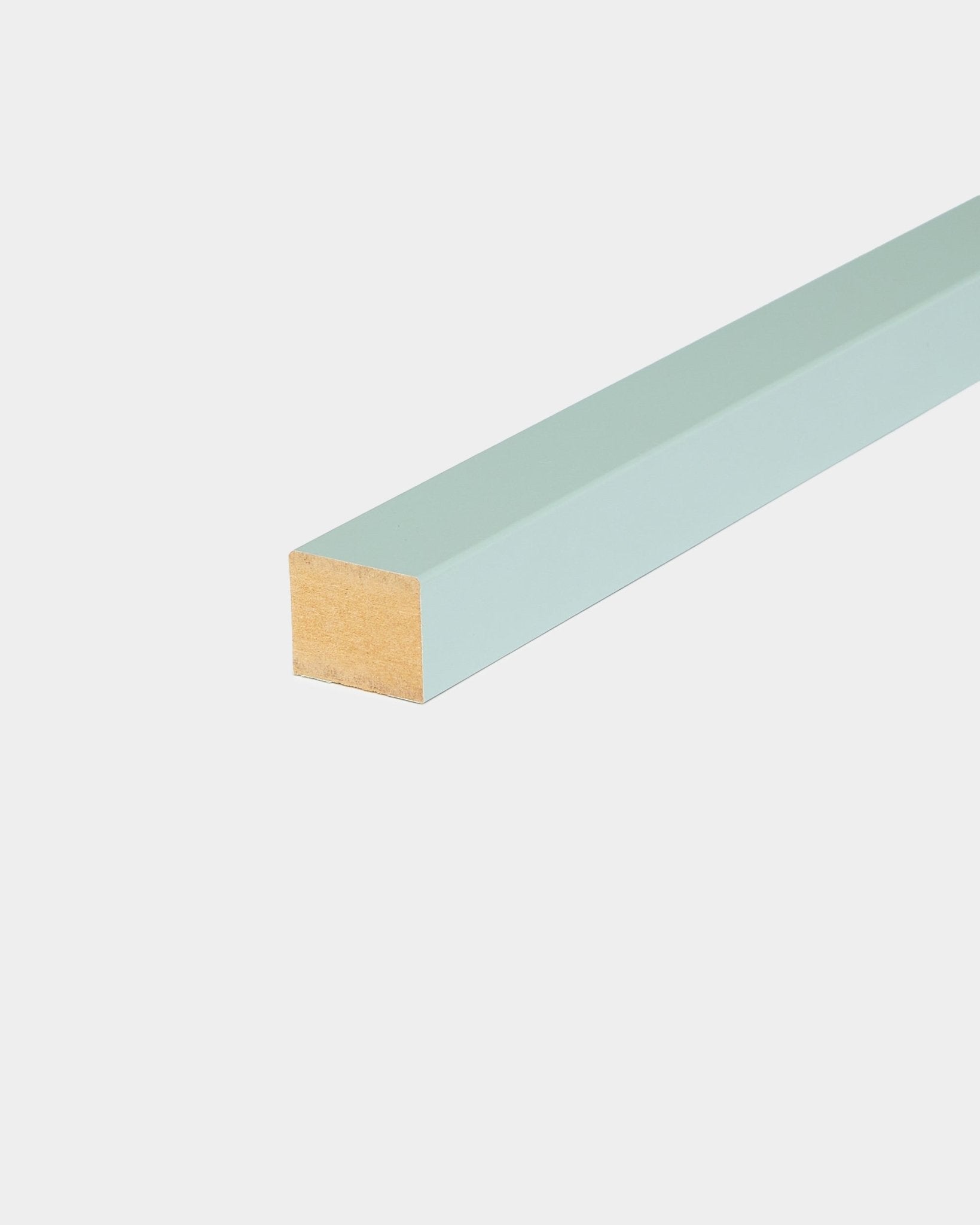 Lamelle d’extrémité WoodUpp / Cloud, tourillon en bois vert clair de 2,2 cm, compatible avec les cadres en MDF ou l’installation Akupanel Panneau acoustique. Accessoire au design nordique.