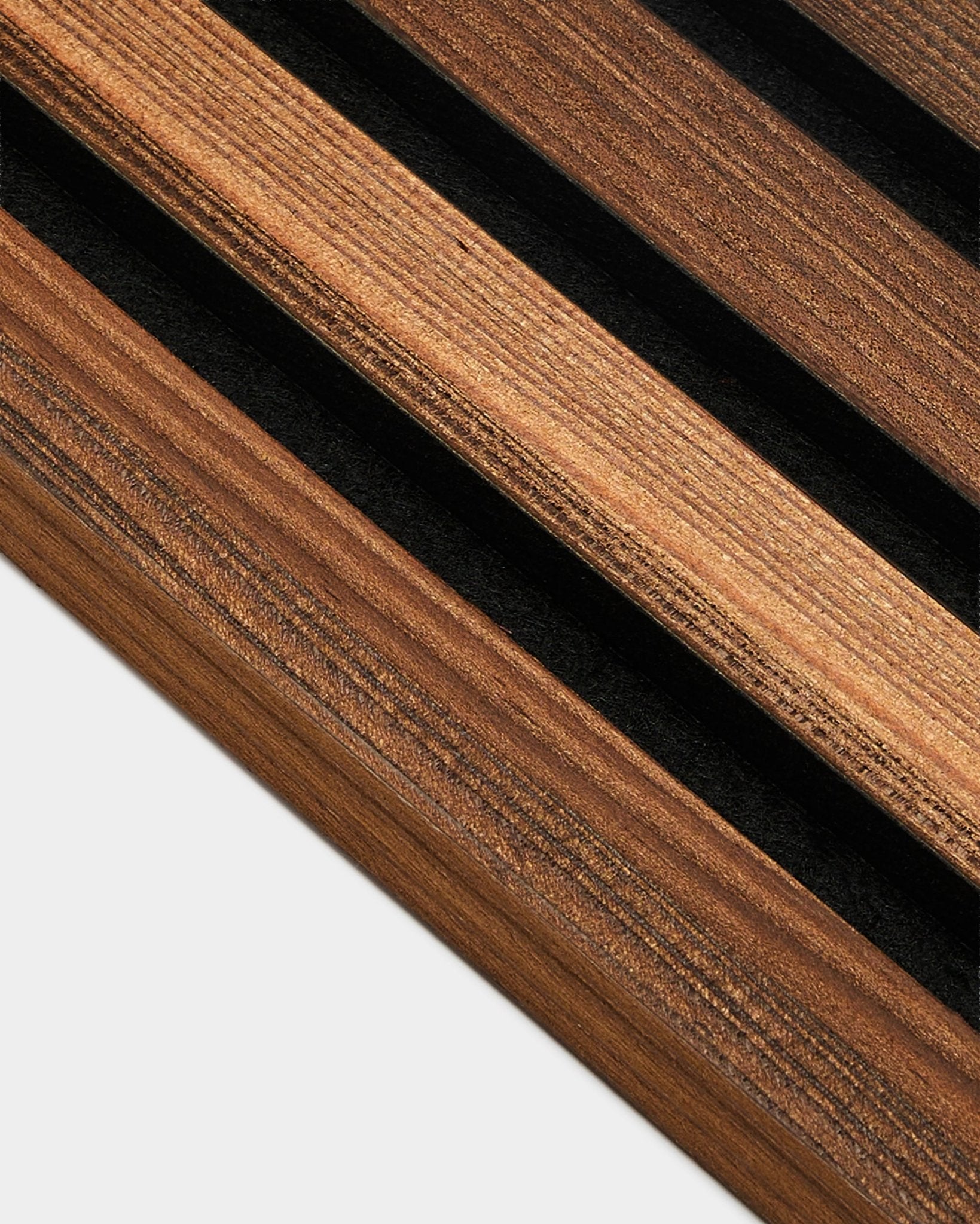Gros plan sur la lamelle d’extrémité WoodUpp en mélèze fumé rustique (2,2 cm), conçue pour l’installation Akupanel Panneau acoustique ; le veinage naturel et la finition fumée sont visibles.