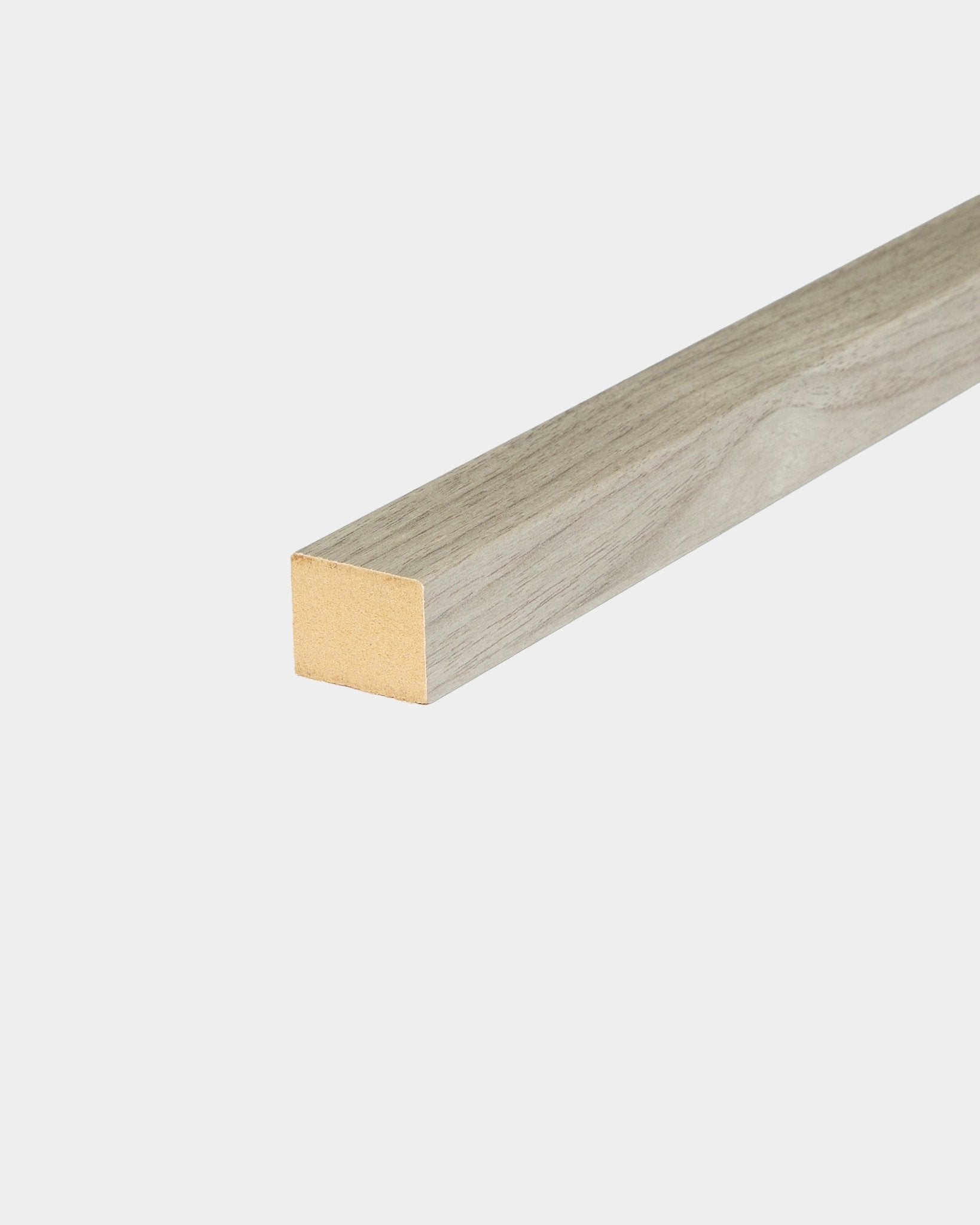 Lamelle d’extrémité WoodUpp en chêne vieilli, largeur 2,2 cm, conçue pour les cadres en MDF ou l’installation Akupanel Panneau acoustique, présentée sur un fond blanc uni.