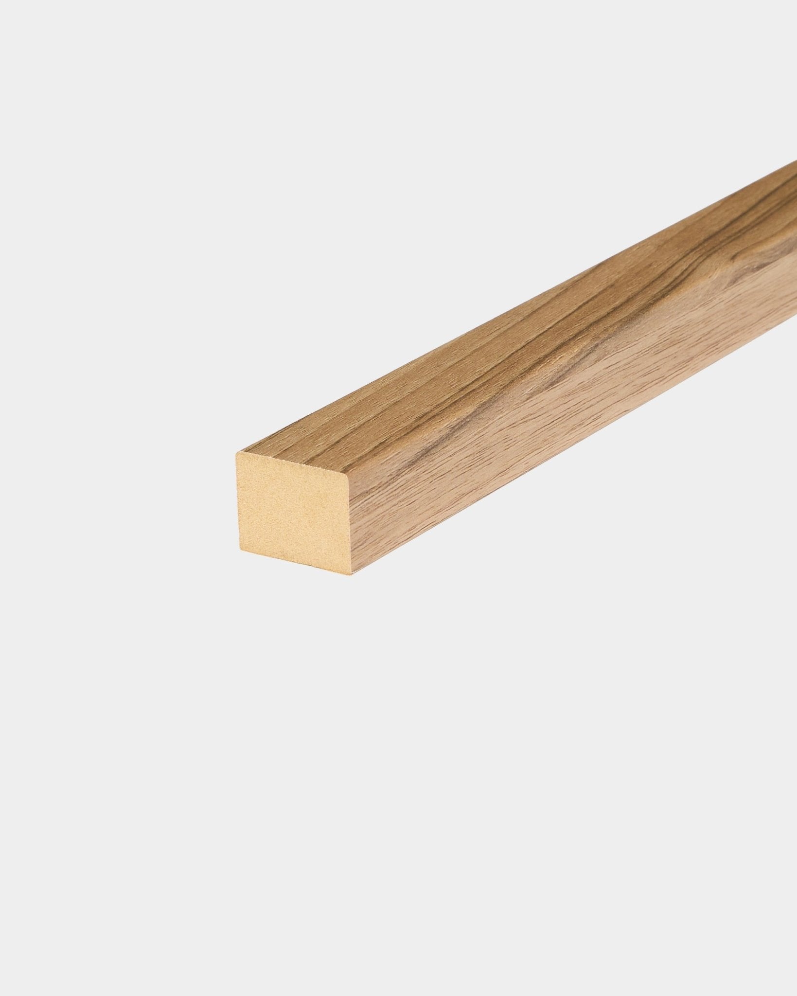WoodUpp End Lamella en noyer anglais, barre de finition lisse en bois de 2,2 cm pour panneaux acoustiques Akupanel, présentée sur un fond blanc uni.