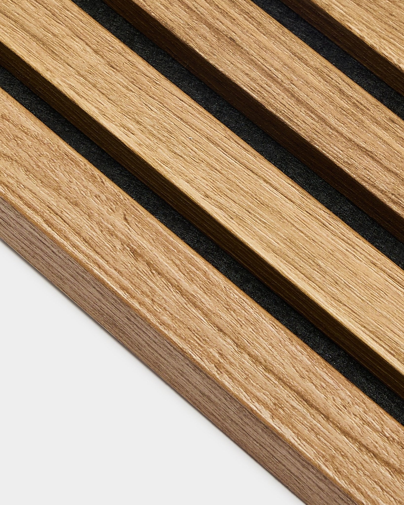Gros plan sur WoodUpp Akupanel Panneau acoustique : des lattes parallèles de lamelle d’extrémité en chêne anglais, larges de 2,2 cm, montées sur un cadre en MDF pour un style nordique minimaliste.