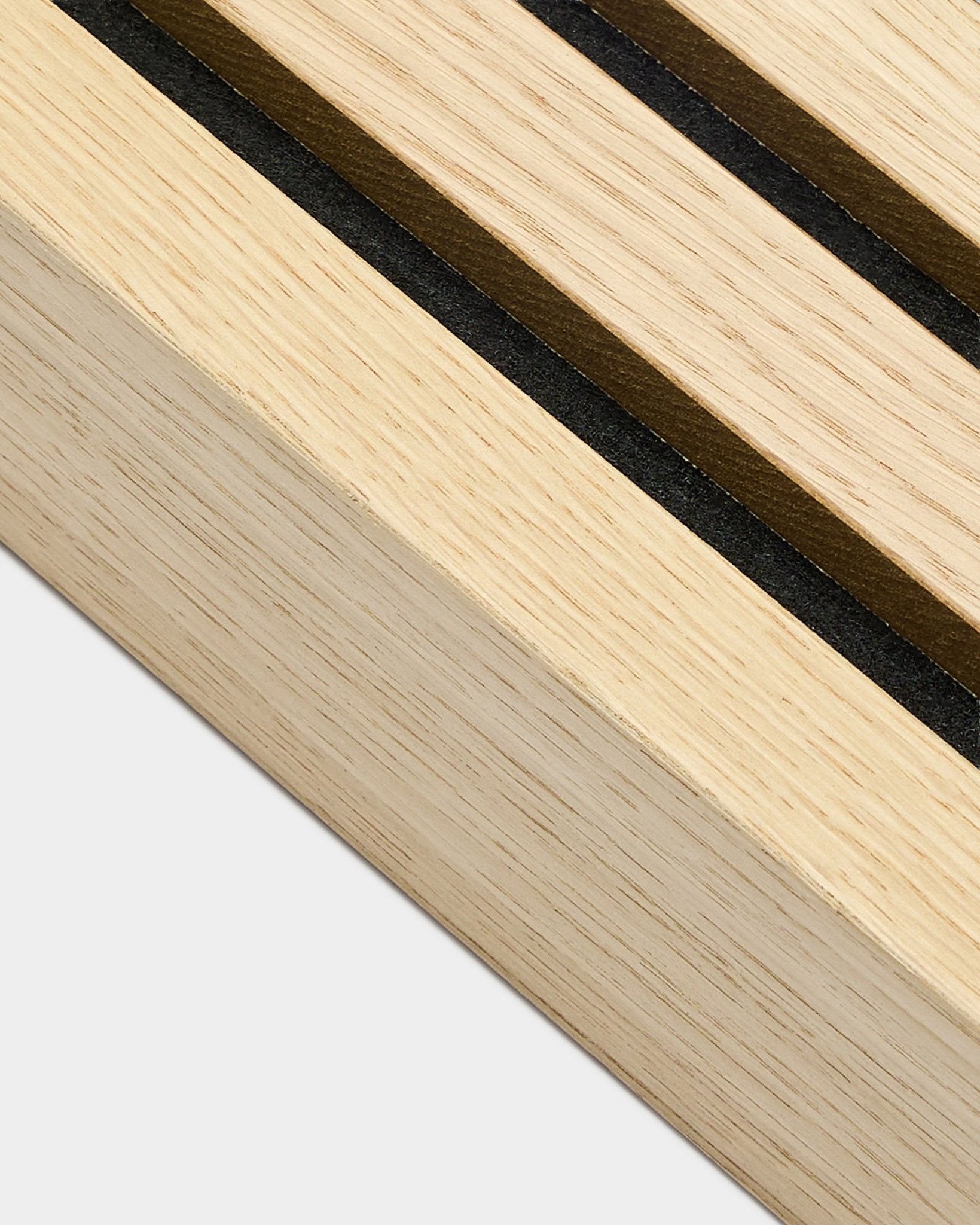 Gros plan détaillé d’une lame d’extrémité WoodUpp Classic Oak End de 6,7 cm de large, conçue pour une installation Akupanel Panneau acoustique ou une intégration avec un cadre en MDF.