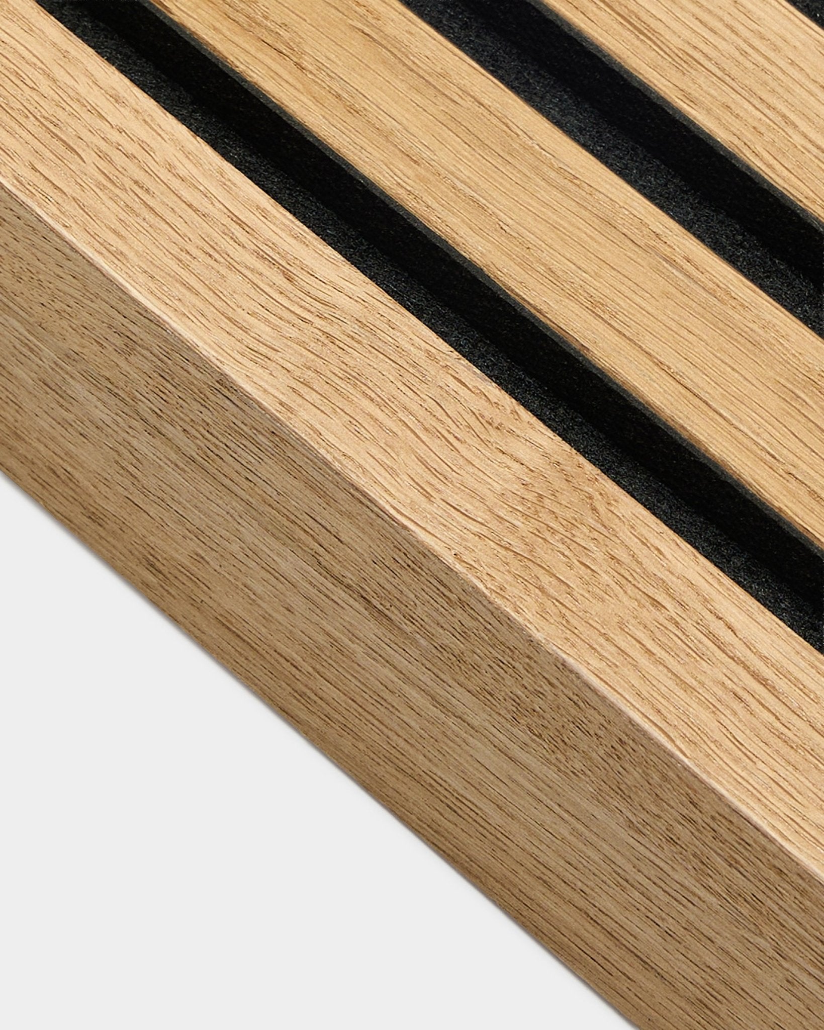 Gros plan sur WoodUpp Akupanel Panneau acoustique en chêne Brown rustique, lamelle d’extrémité de 6,7 cm de large avec rainures parallèles black et veinage du bois texturé.
