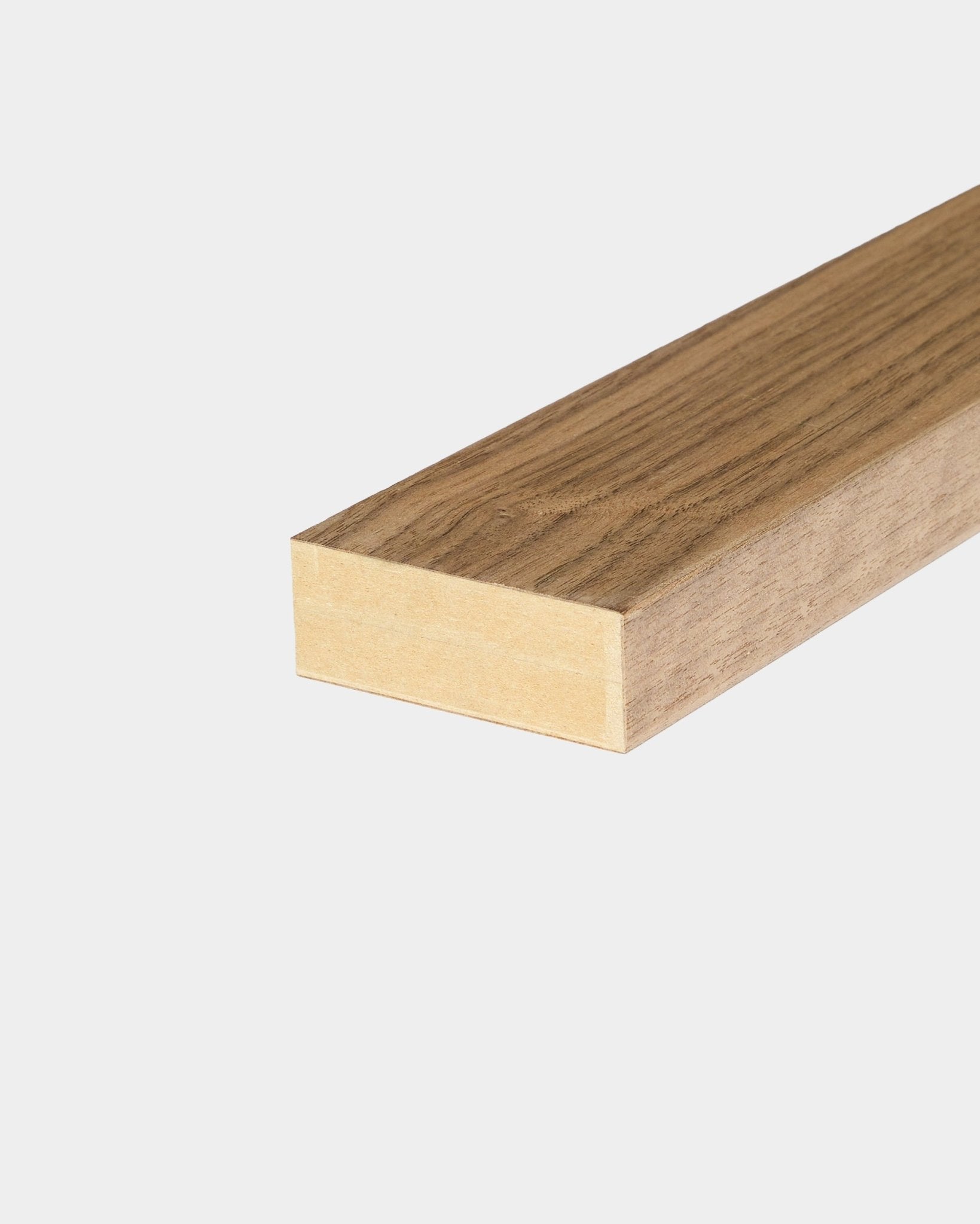 Lamelle d’extrémité WoodUpp Walnut, 6,7 cm, conçue pour la finition des bords Akupanel Panneau acoustique ou pour une intégration dans des cadres en MDF.