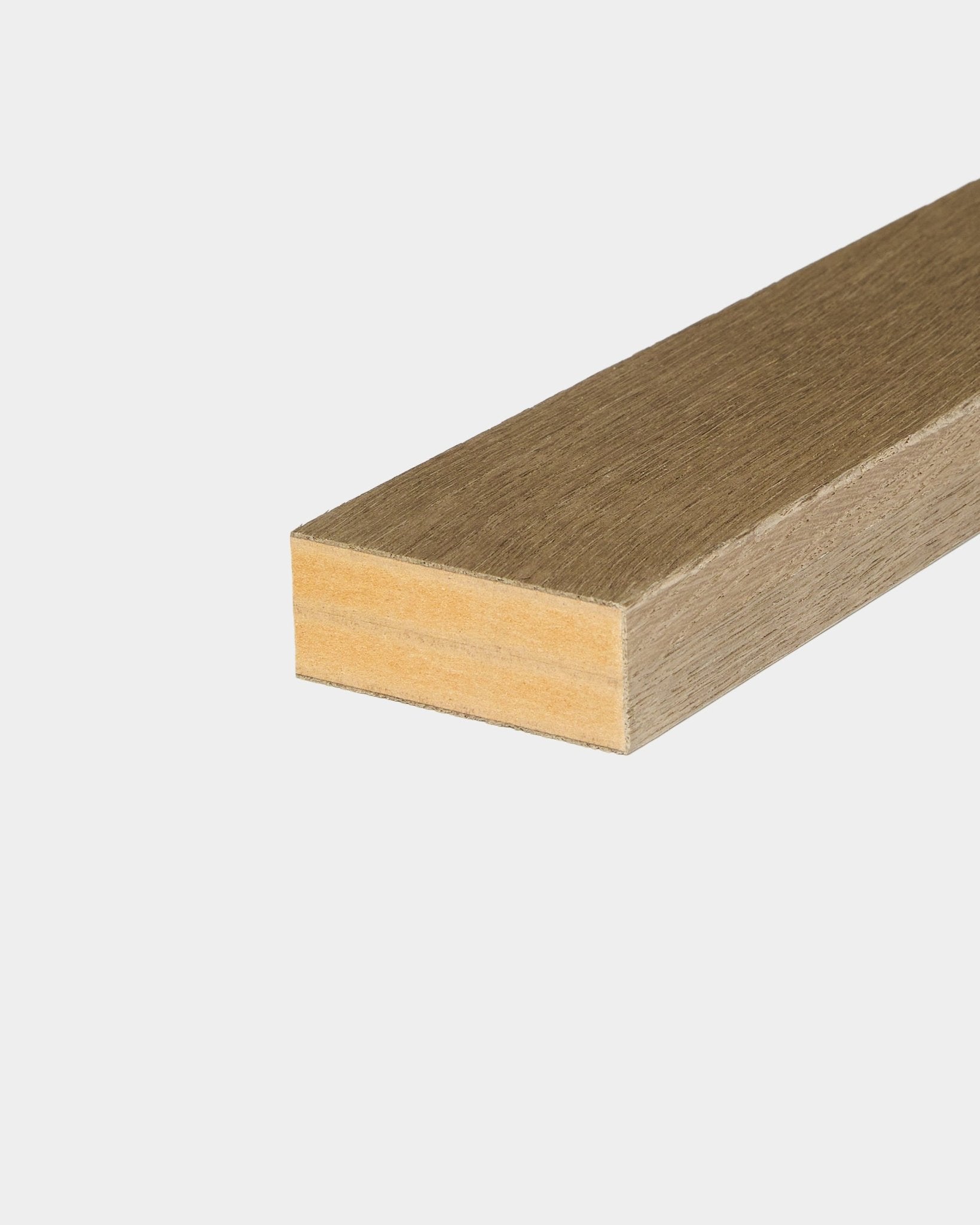 Lamelle de finition WoodUpp en grey oak rustique, 6,7 cm de large, conçue comme pièce de finition pour les panneaux acoustiques en bois Akupanel ou les installations murales en panneaux.