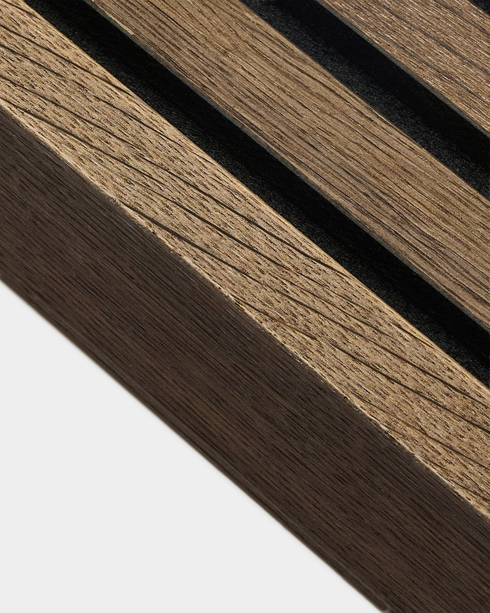 Gros plan sur la lamelle de finition WoodUpp en Rustic Smoked Oak, 6,7 cm — lattes inclinées avec veinage du bois visible, conçue pour une installation Panneau acoustique ou Akupanel.