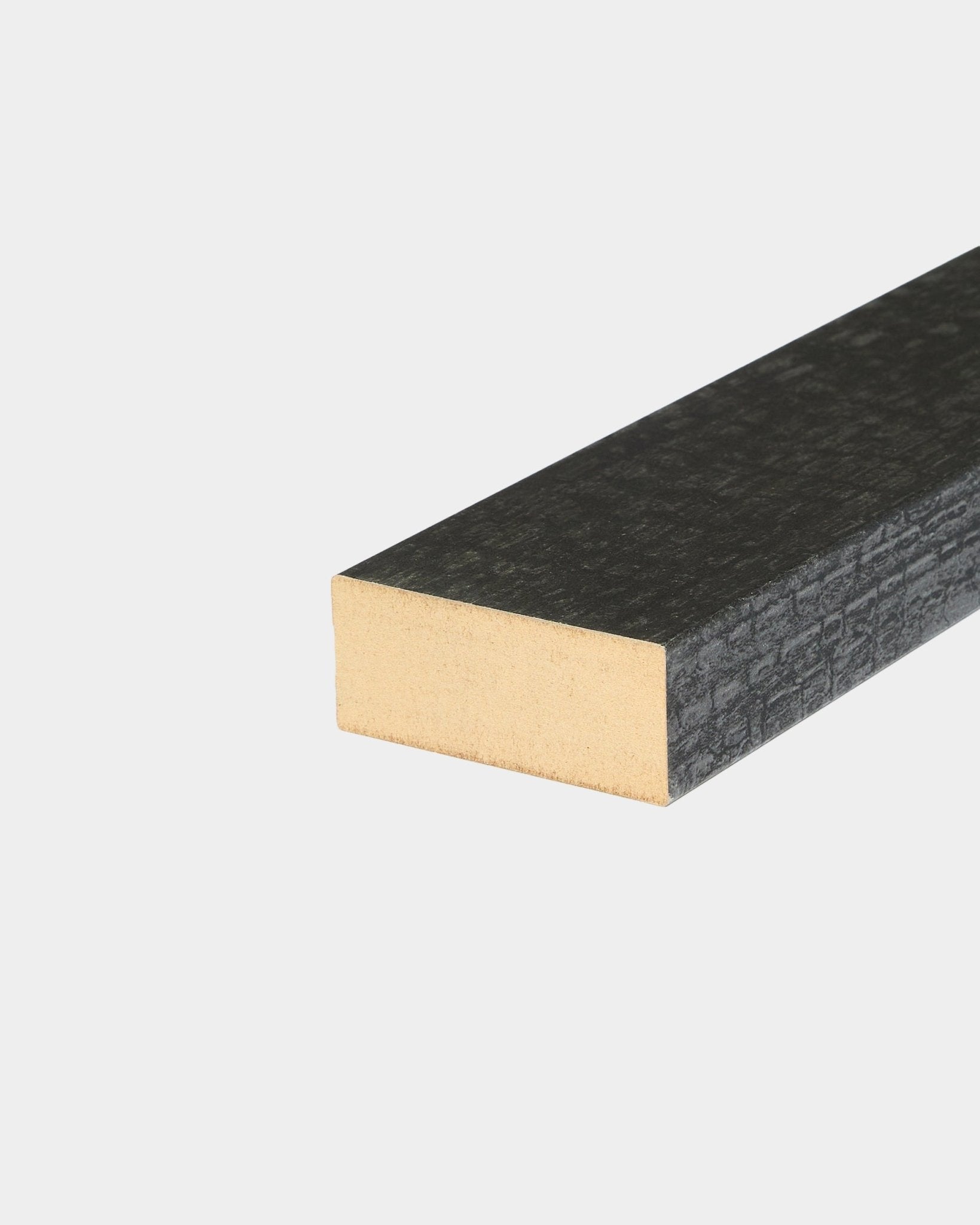 Gros plan de l’accessoire WoodUpp Akupanel : lamelle de finition en Charcoal, 6,7 cm, montrant une surface en bois black texturée et le fil du bois apparent sur fond blanc.