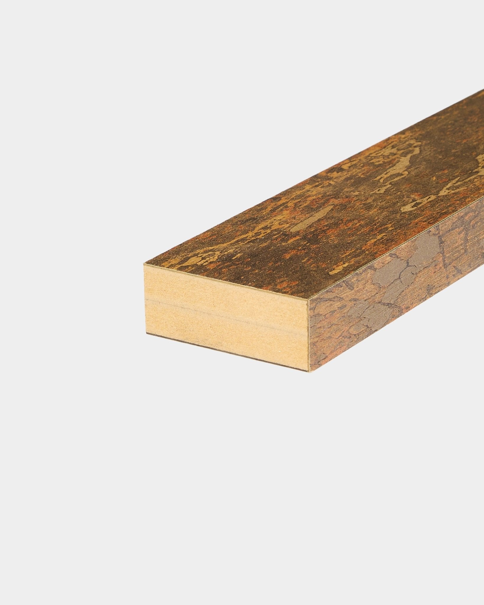 Lamelle de finition WoodUpp Akupanel en finition Oxide Copper, largeur 6,7 cm, conçue pour une installation sans raccord sur Panneau acoustique ou sur mur à lattes, sur tout type de surface.