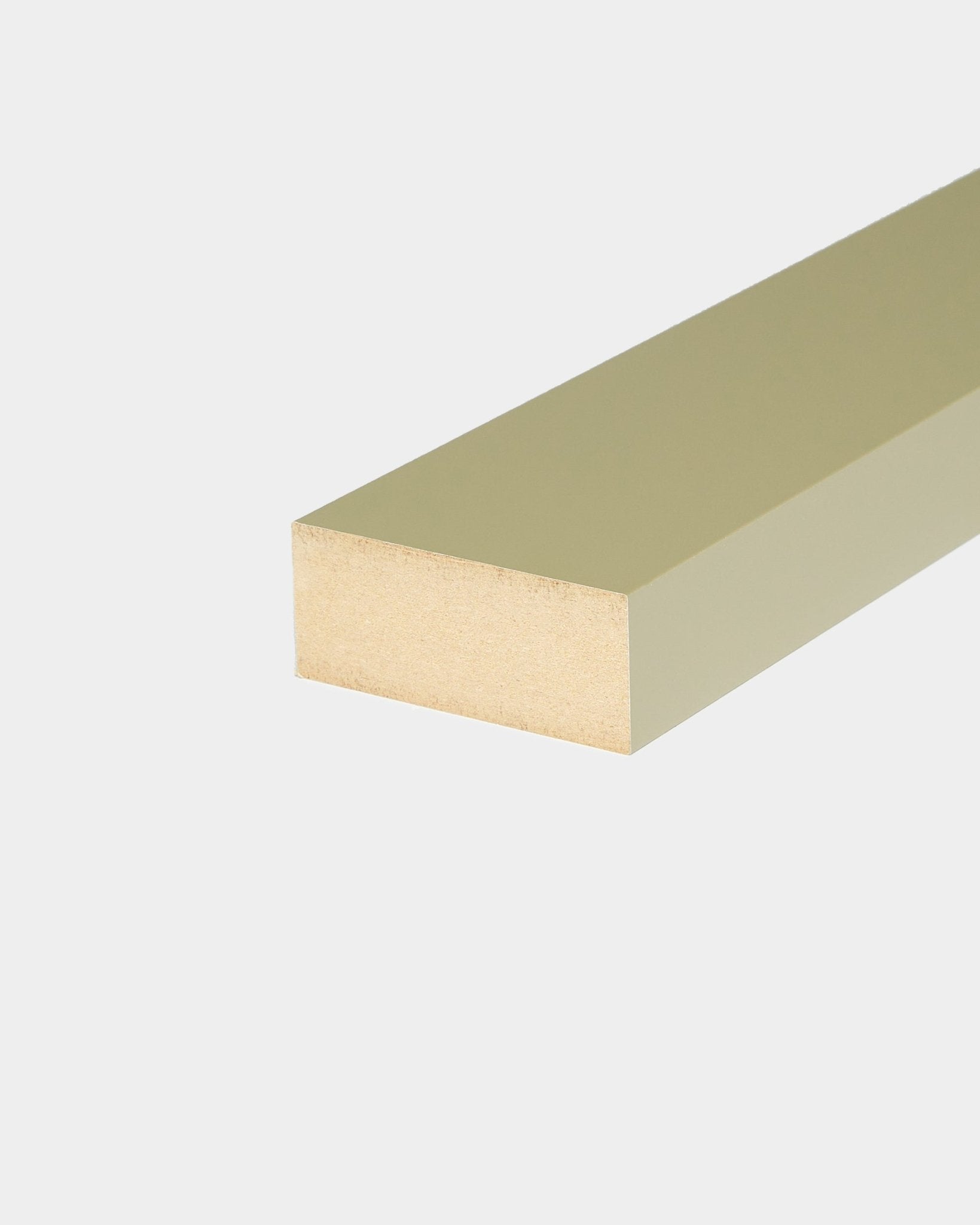 Lamelle de finition WoodUpp Moss de 6,7 cm, conçue pour un cadre MDF ou un mur en panneaux, ainsi que pour les installations Akupanel Panneau acoustique dans des intérieurs nordiques.