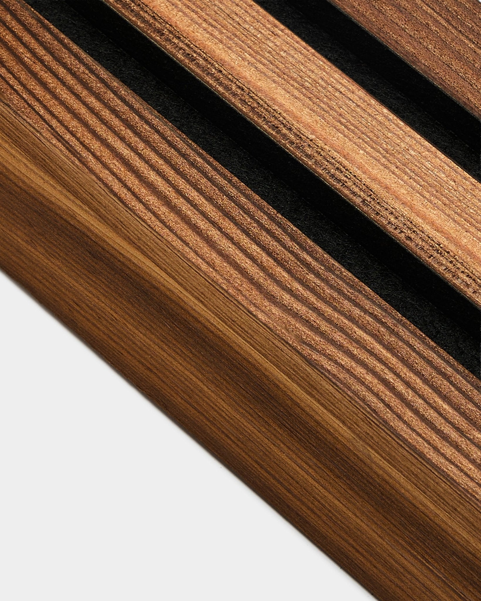 Vue détaillée de la lamelle d’extrémité WoodUpp en mélèze fumé rustique, 6,7 cm, conçue pour la finition des bords Akupanel Panneau acoustique sur des murs clairs-colored.