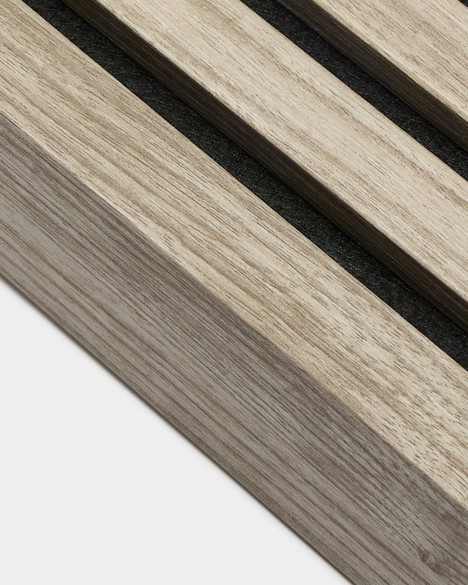 Gros plan sur la lamelle d’extrémité WoodUpp en chêne vieilli, largeur 6,7 cm, avec des lattes acoustiques en bois parallèles et des espacements de black, de la gamme Produits d’installation.