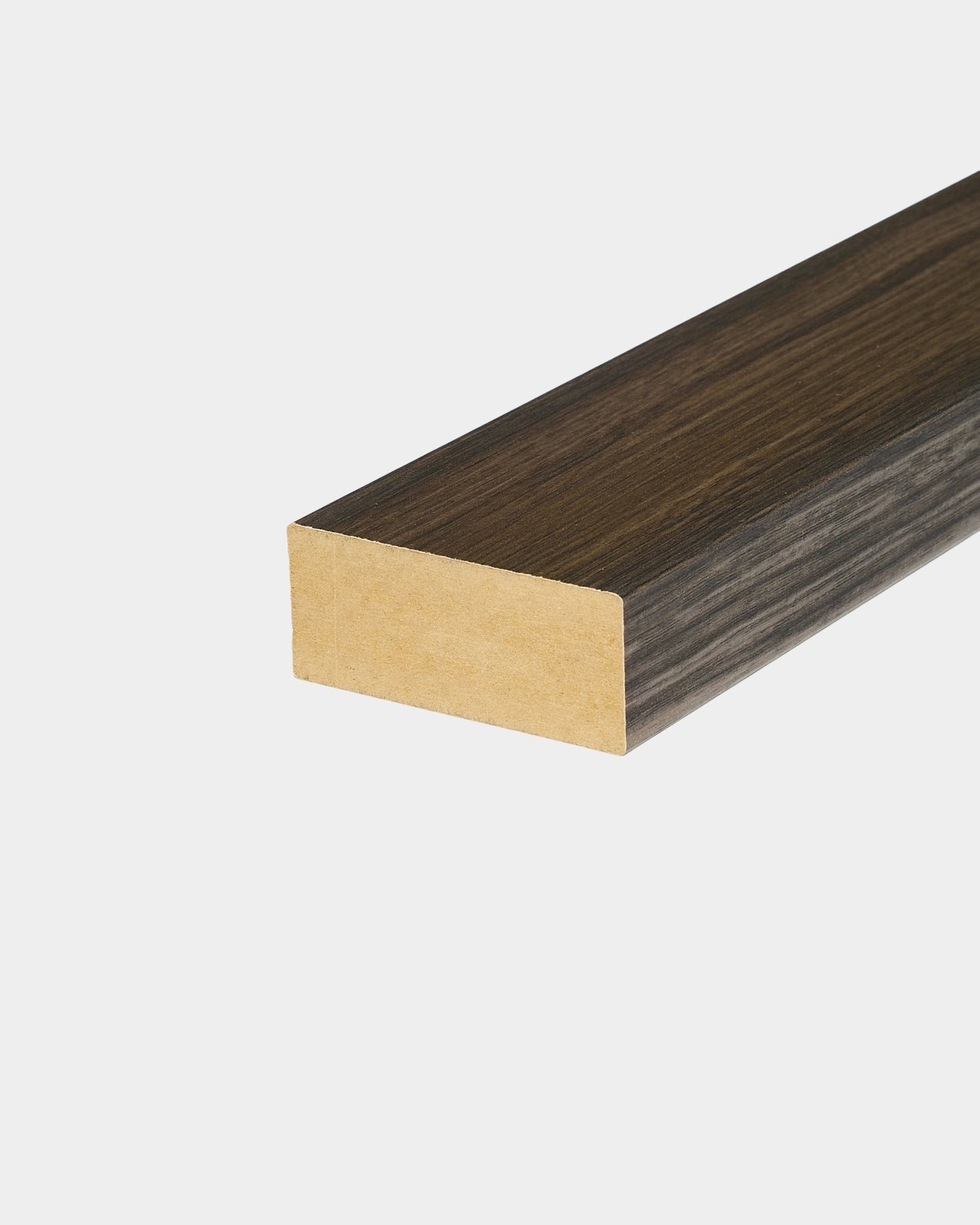 Lamelle de finition WoodUpp en Black Oak (6,7 cm), conçue pour la finition des bords du panneau ou pour l’installation de Akupanel Panneau acoustique sur des murs blancs unis.
