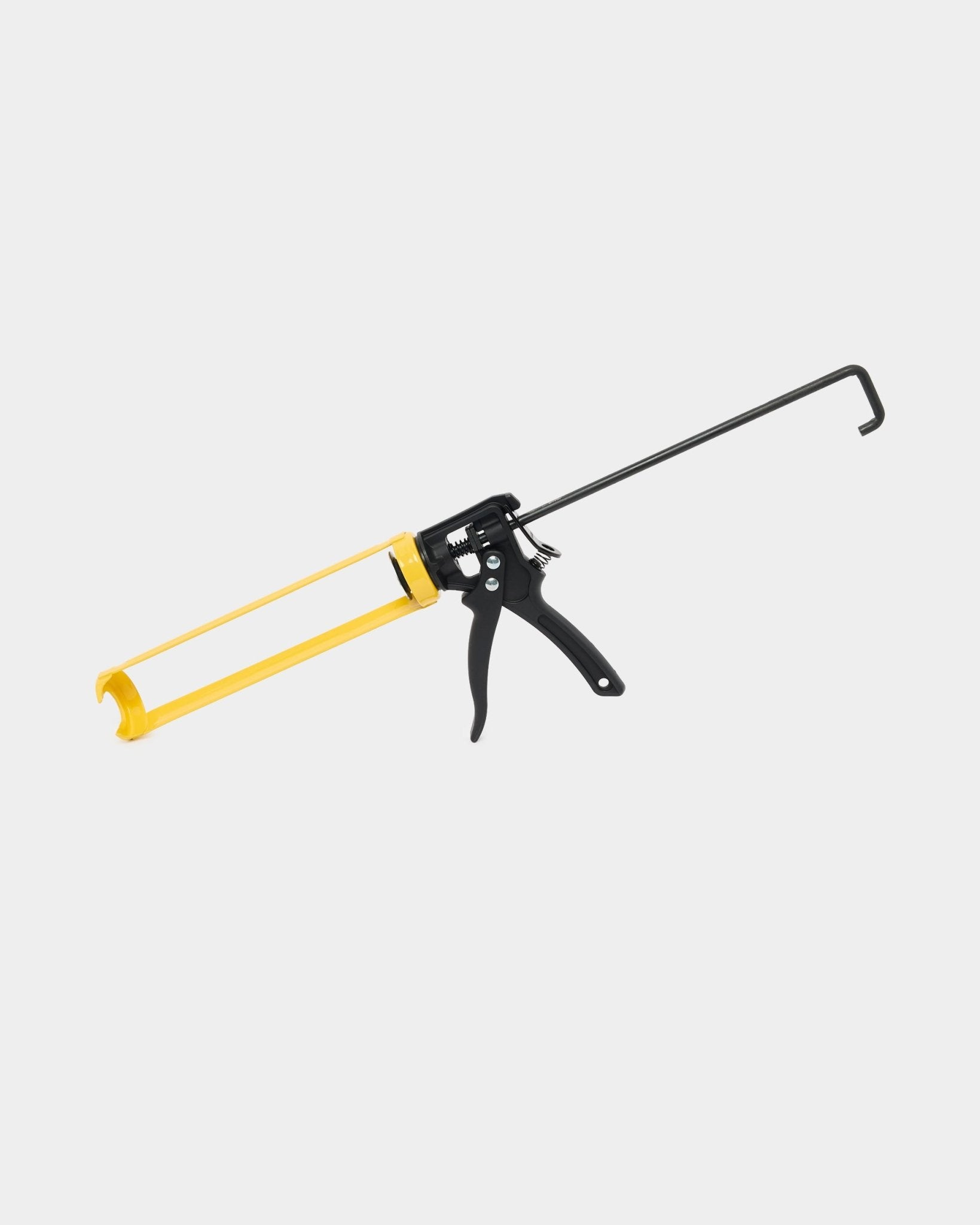 Pistolet à colle WoodUpp (290 ml) pour l’installation de Akupanel, avec une poignée et une gâchette en métal jaunes et black, utilisé pour appliquer la colle de montage pour les panneaux acoustiques.