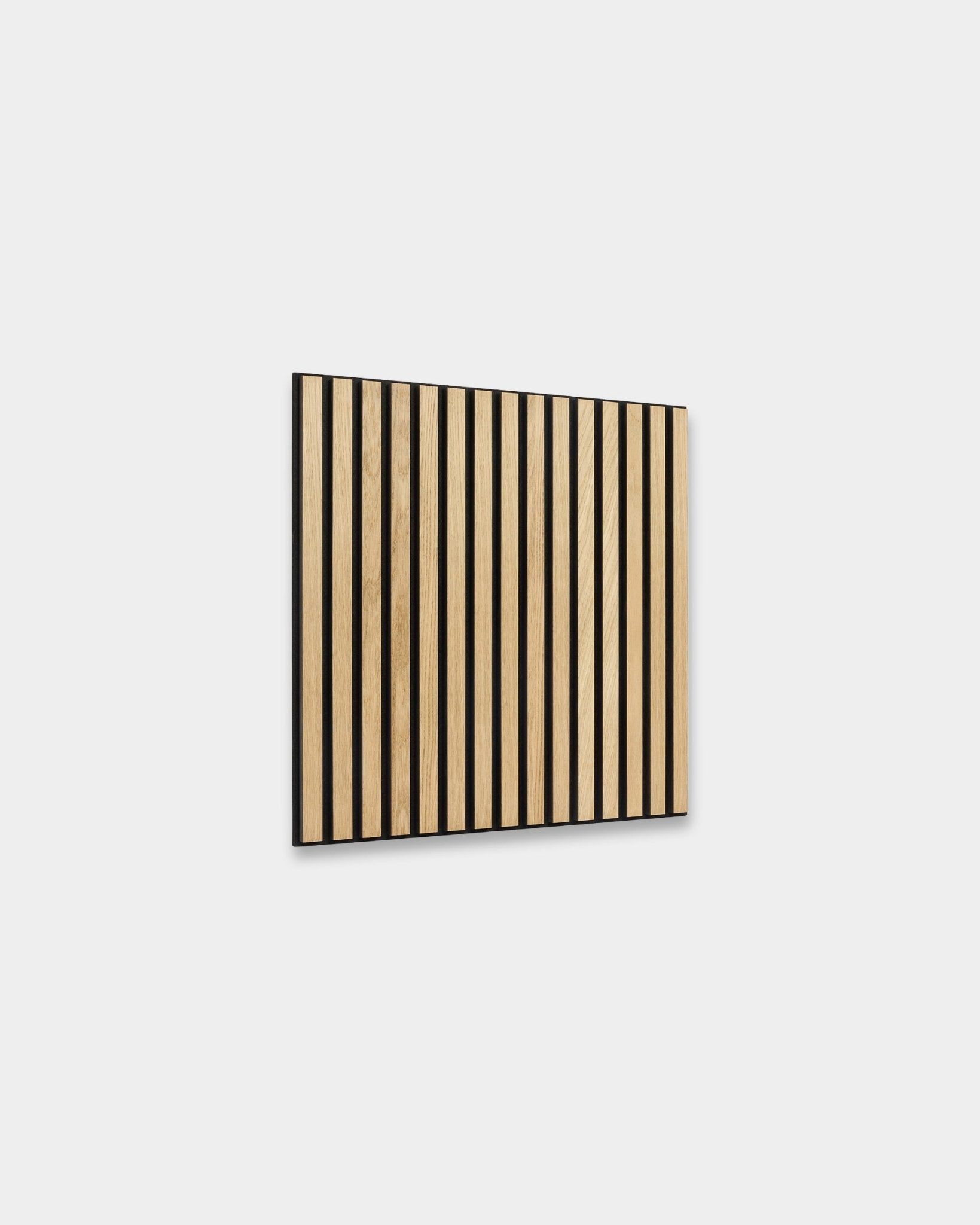 WoodUpp Akupixel Panneau acoustique, 60x60 cm, lattes Classic Oak sur feutre black et MDF, design nordique minimaliste inspiré de la Scandinavie.