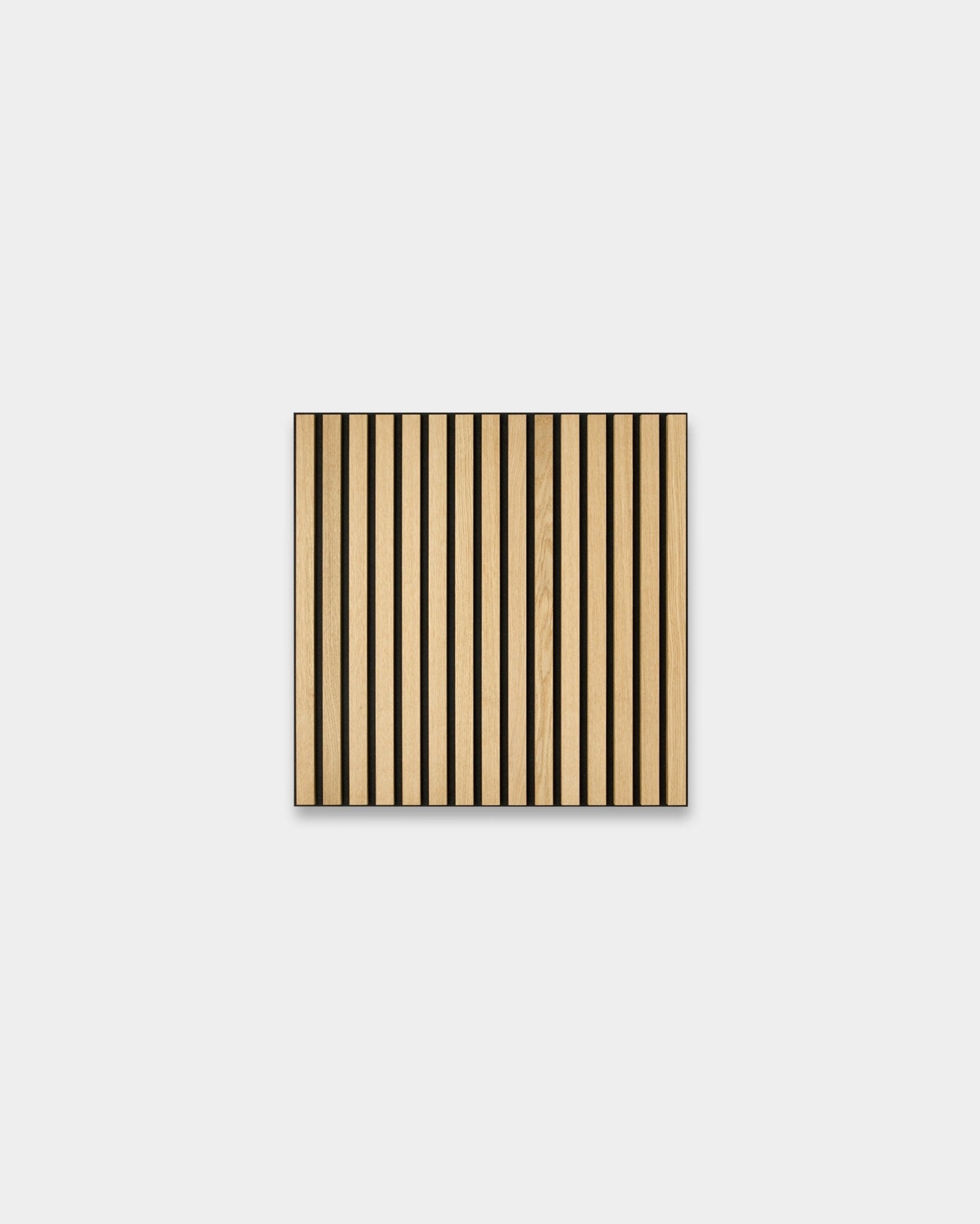 WoodUpp Akupixel chêne classique Panneau acoustique, 60x60 cm, avec des lattes en chêne clair vertical et des bandes de feutre black sur un fond gris clair.