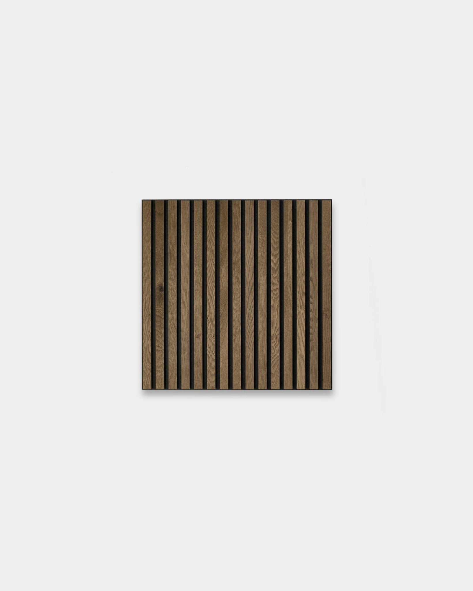 WoodUpp Akupixel Grey Oak 60x60 cm : Panneau acoustique carré de style scandinave avec des lattes en chêne foncé et clair vertical sur un fond gris clair.