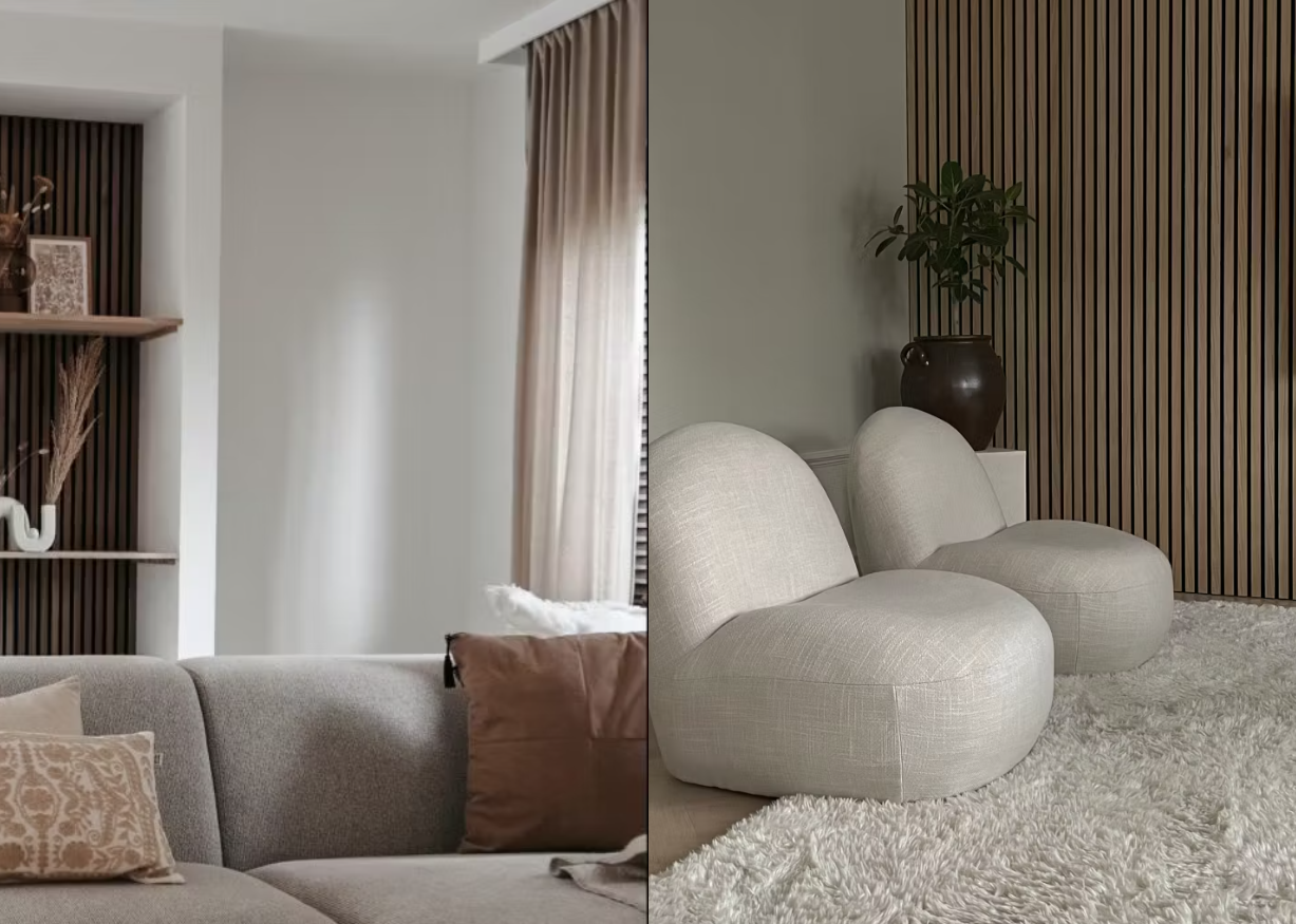 Salon moderne avec des canapés aux tons neutres, un tapis texturé et un mur daccent en panneaux acoustiques en lattes de bois, éclairé par une douce lumière naturelle provenant de grandes fenêtres.