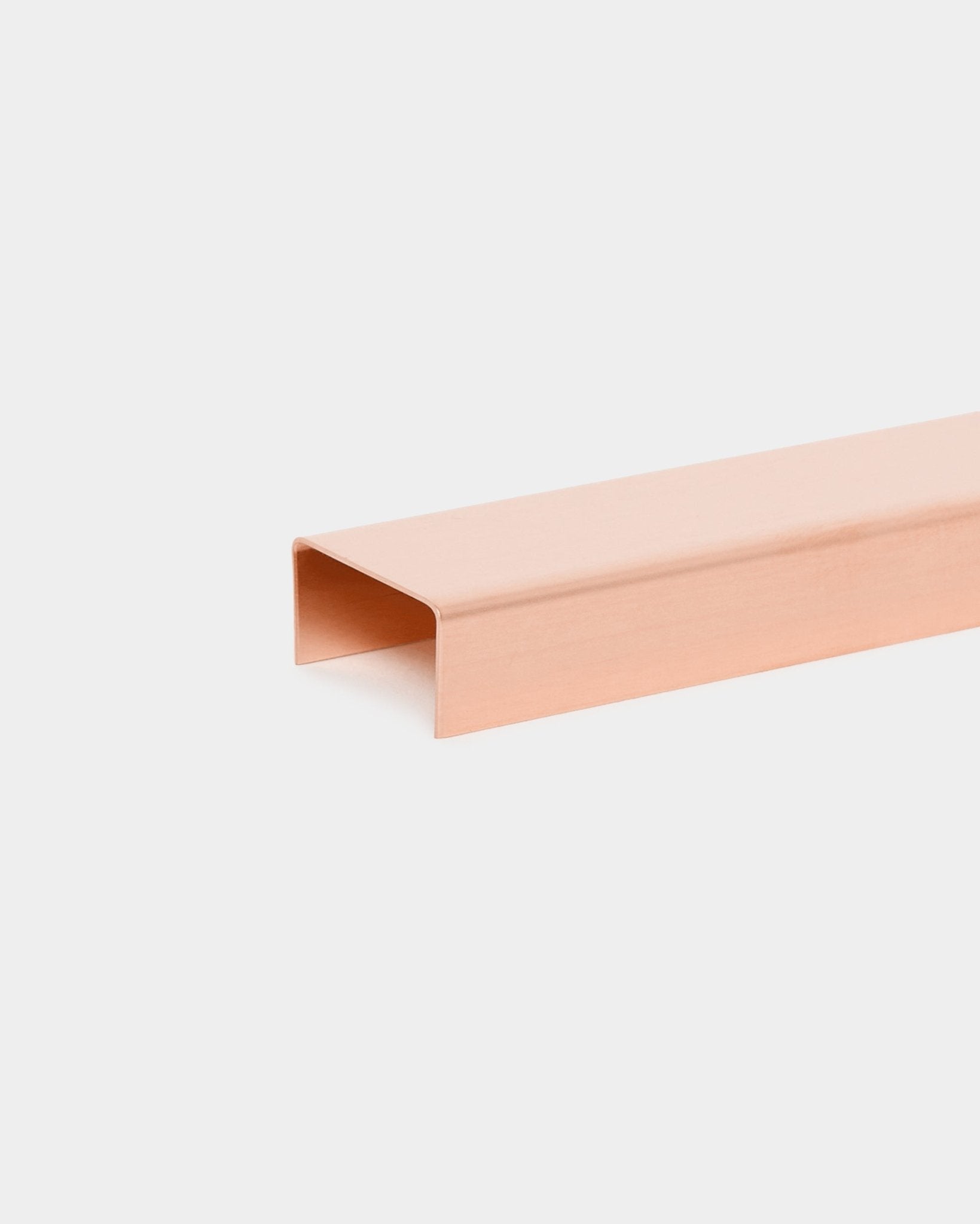 Le Liva | Cover / Copper, 20 cm de WoodUpp est un accessoire rectangulaire copper pour panneaux acoustiques Akupanel, présenté sur un fond blanc uni.