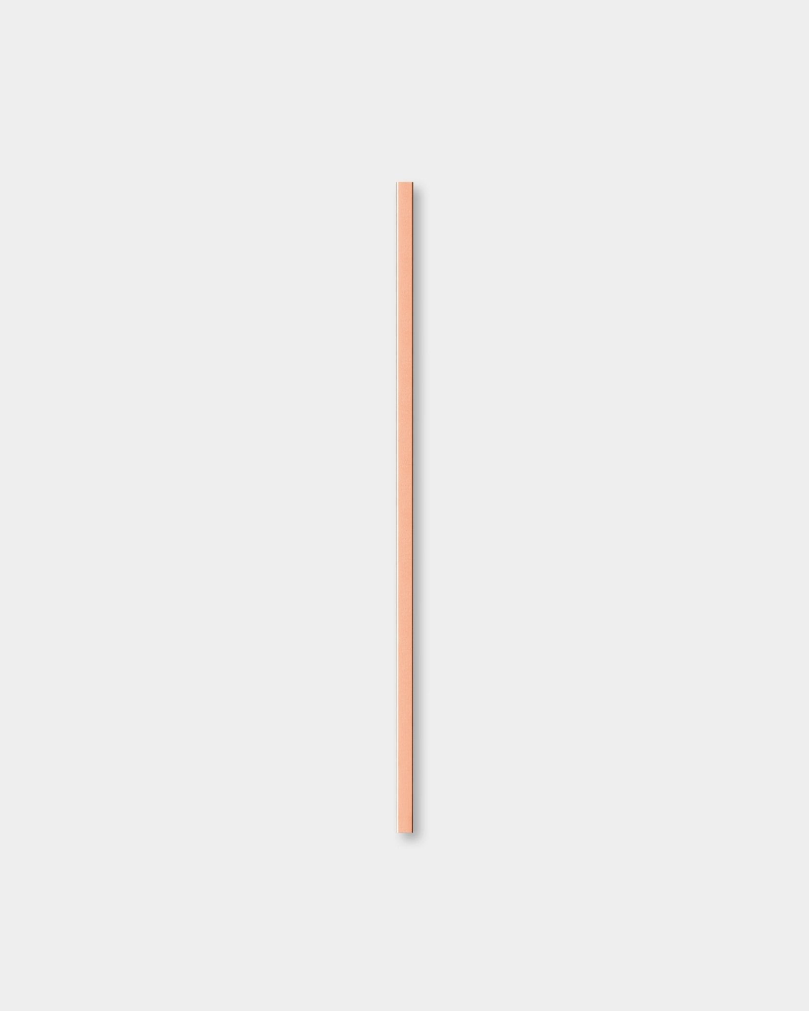 Cache WoodUpp Liva en Copper, 120 cm, un accessoire en bois brown et léger, conçu pour s’utiliser avec les panneaux acoustiques en bois Nordic Akupanel comme touche minimaliste.