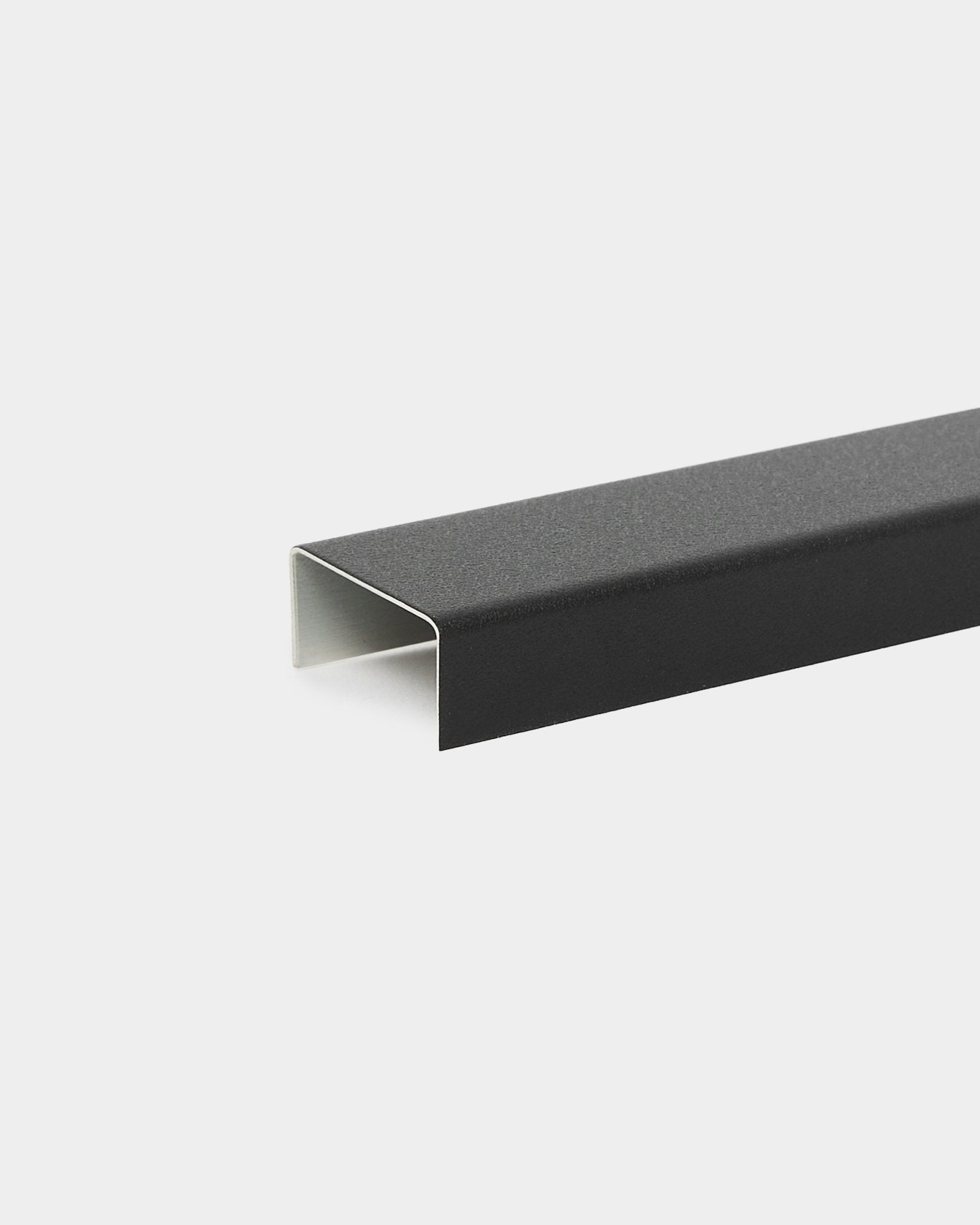 Profilé en U en aluminium mat black, 20 cm, par WoodUpp ; conçu comme accessoire ou cache Akupanel pour compléter les panneaux acoustiques en bois de style nordique.