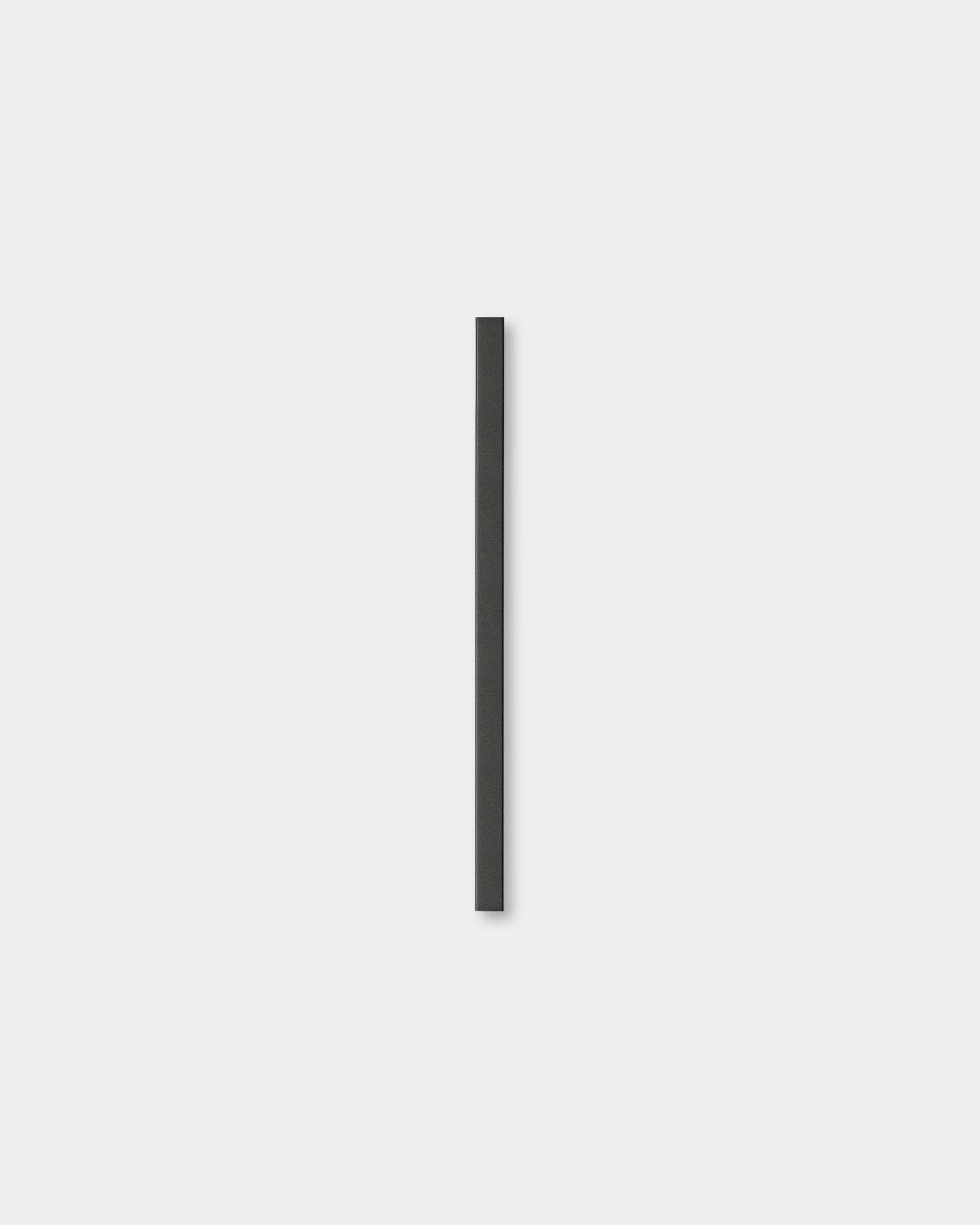 Le Liva | Cover / Black Aluminum 60 cm de WoodUpp est un Panneau acoustique minimaliste, avec une seule ligne vertical black sur un fond gris clair.