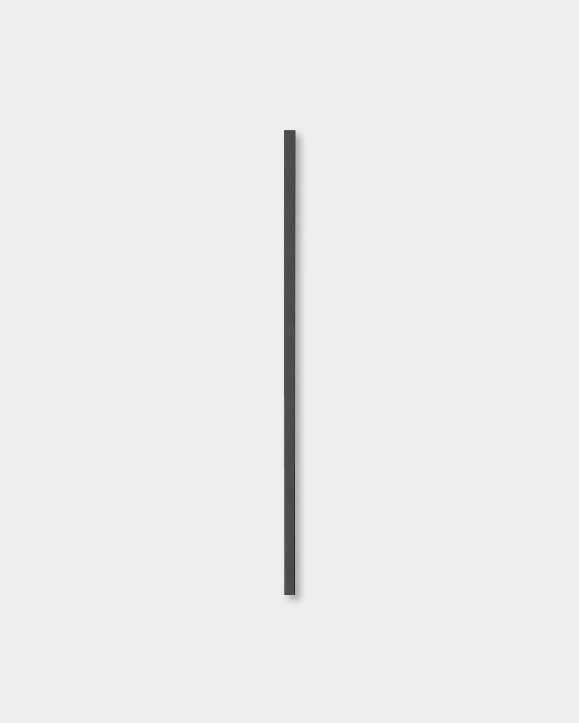 Le Liva | Cover en aluminium black, 120 cm, par WoodUpp, est conçu comme un cache en vertical pour les panneaux acoustiques en bois Akupanel ou les intérieurs nordiques minimalistes.