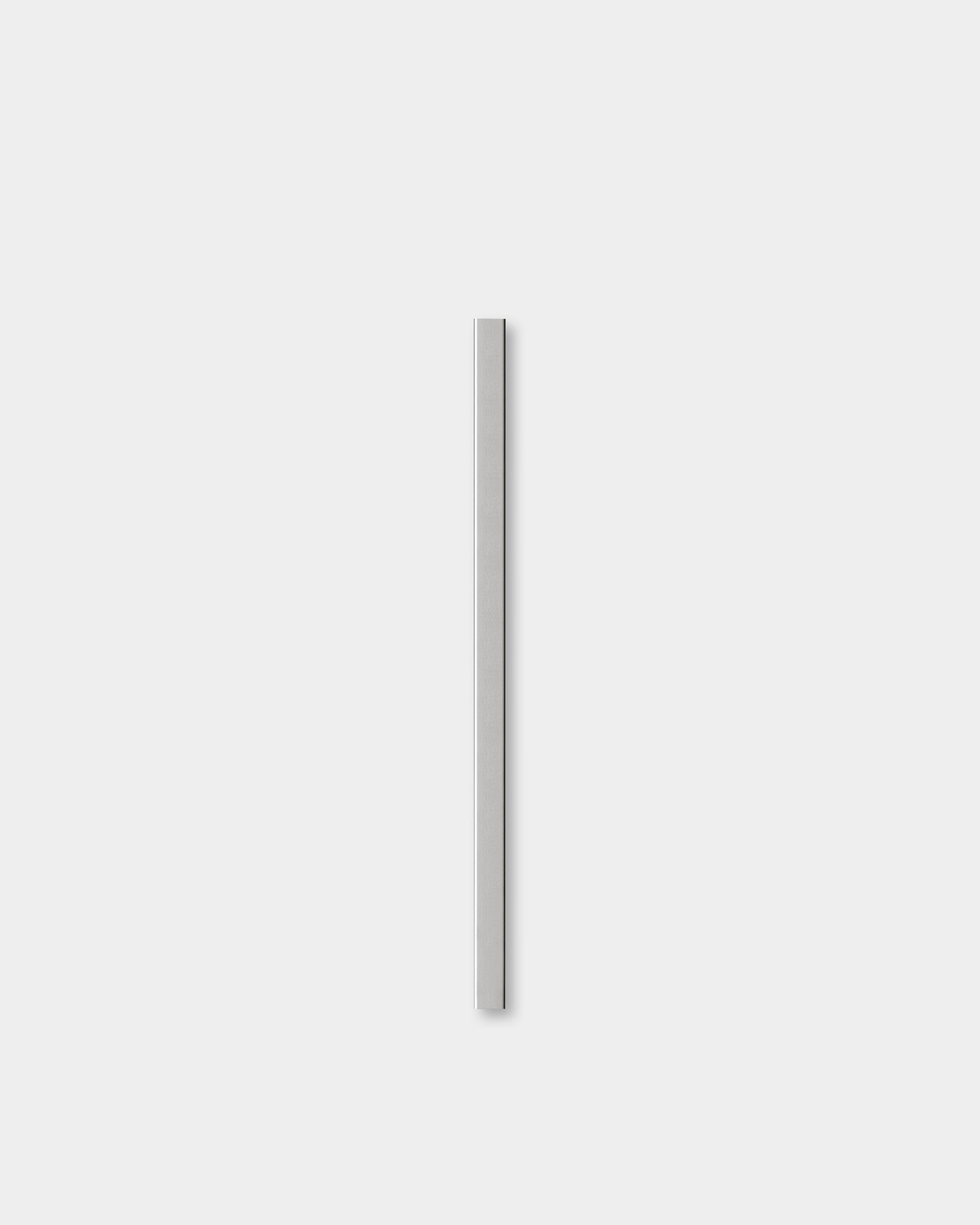 Le Liva | Cover en steel poli (60 cm) de WoodUpp est présenté sur un fond gris clair, mettant en valeur son design Panneau acoustique nordique minimaliste.