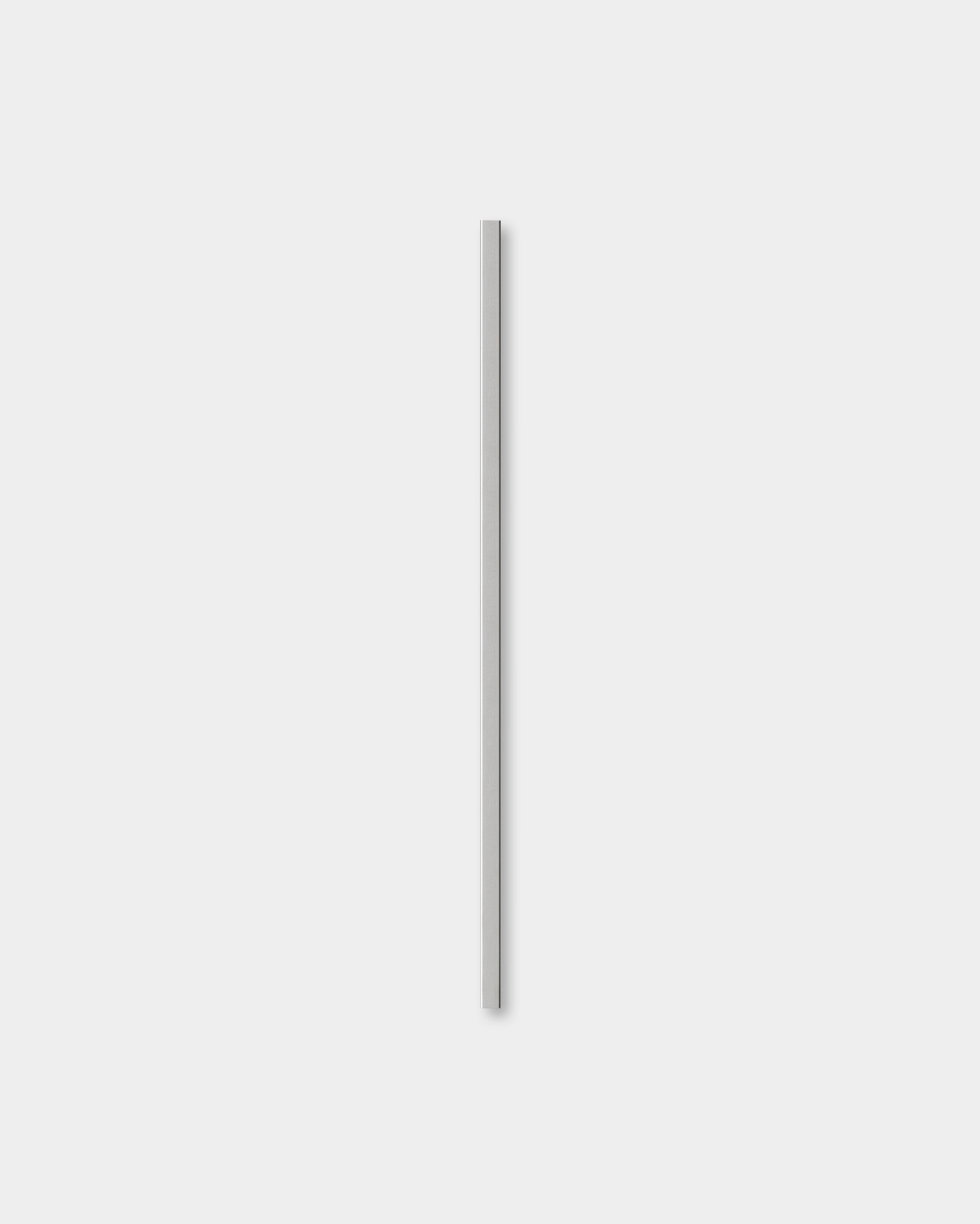 Un seul cache Liva poli steel, haut de 120 cm, signé WoodUpp, se dresse à la verticale sur un fond gris clair et met en valeur son design nordique moderne.