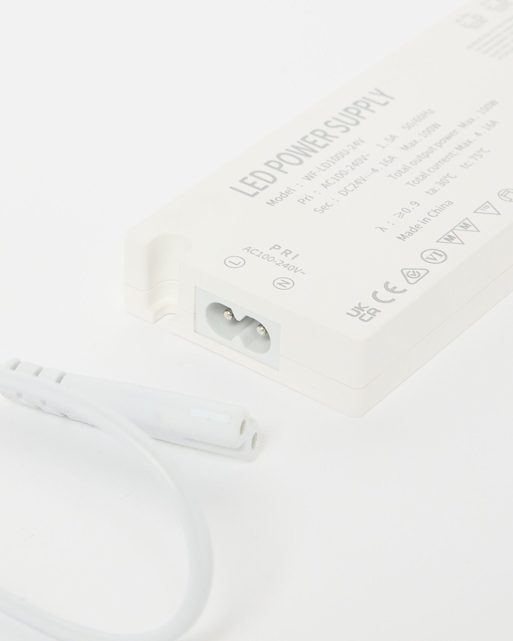 Gros plan sur l’alimentation d’une bande lumineuse LED WoodUpp Lumi beige (240 cm), avec détails techniques visibles et un câble à côté, conçue pour les installations Nordic Panneau acoustique.