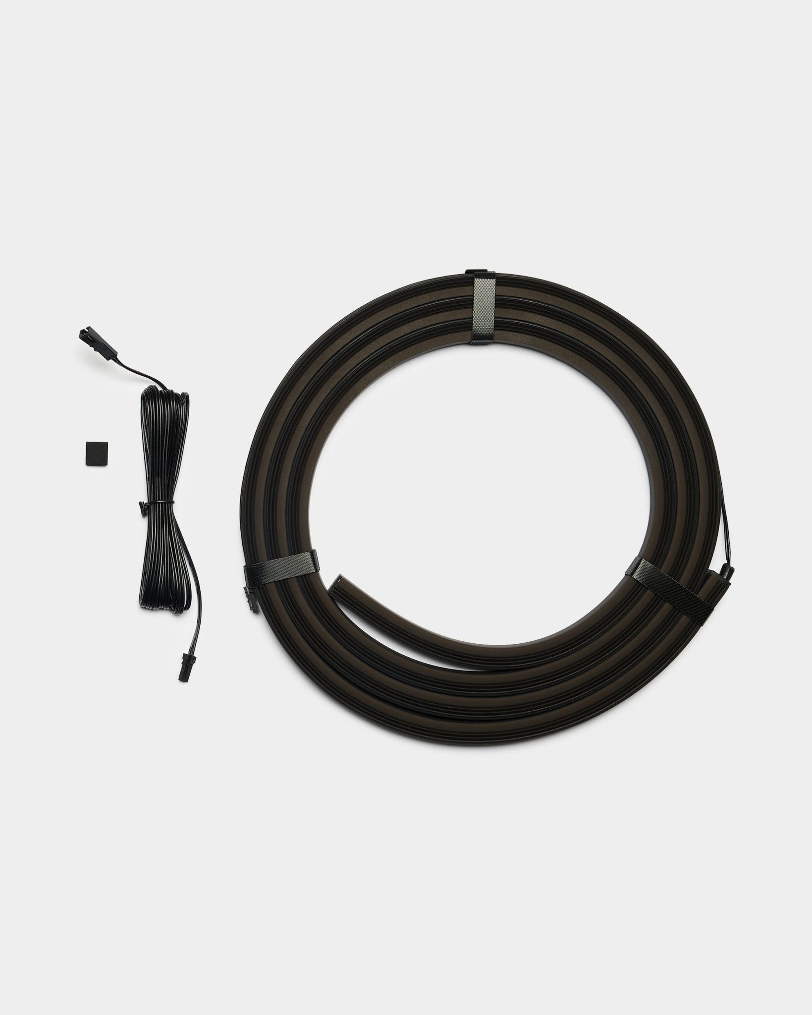 Bande LED Lumi par WoodUpp, avec deux bandes black de 240 cm avec connecteurs et un composant small ; conçue pour une intégration avec des panneaux acoustiques, compatible Philips Hue.