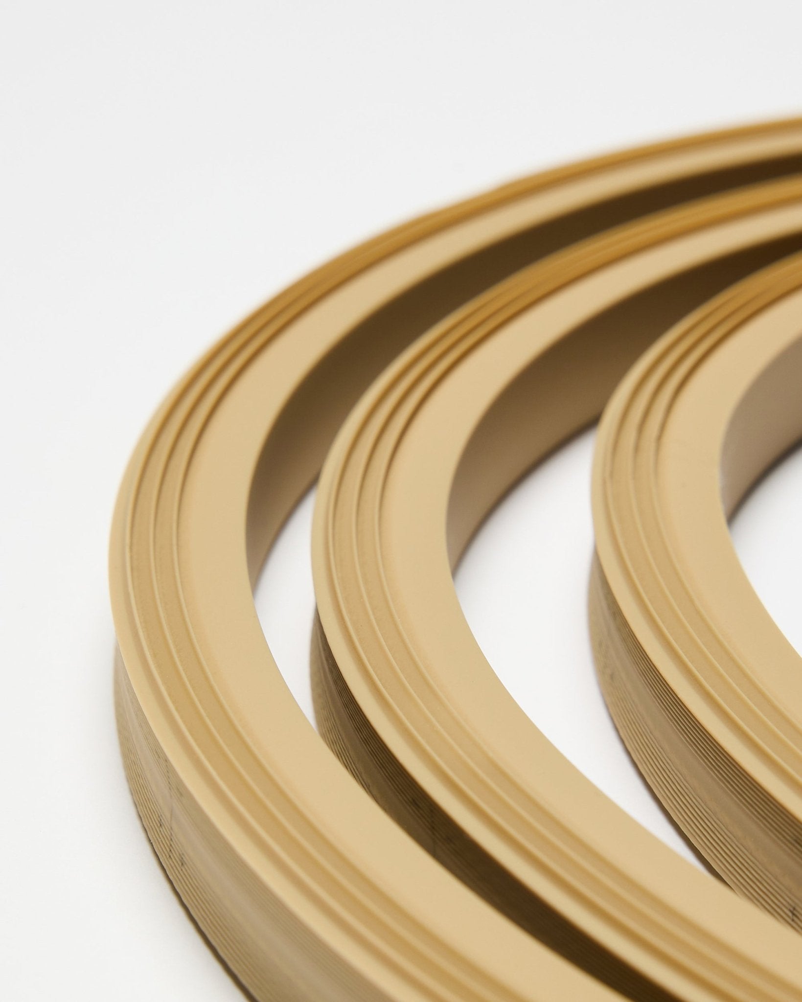 Gros plan sur la bande lumineuse LED WoodUpp Lumi en beige, longueur 240 cm, présentée sur fond blanc ; conçue pour s’intégrer aux panneaux acoustiques Akupanel ou aux systèmes Philips Hue.