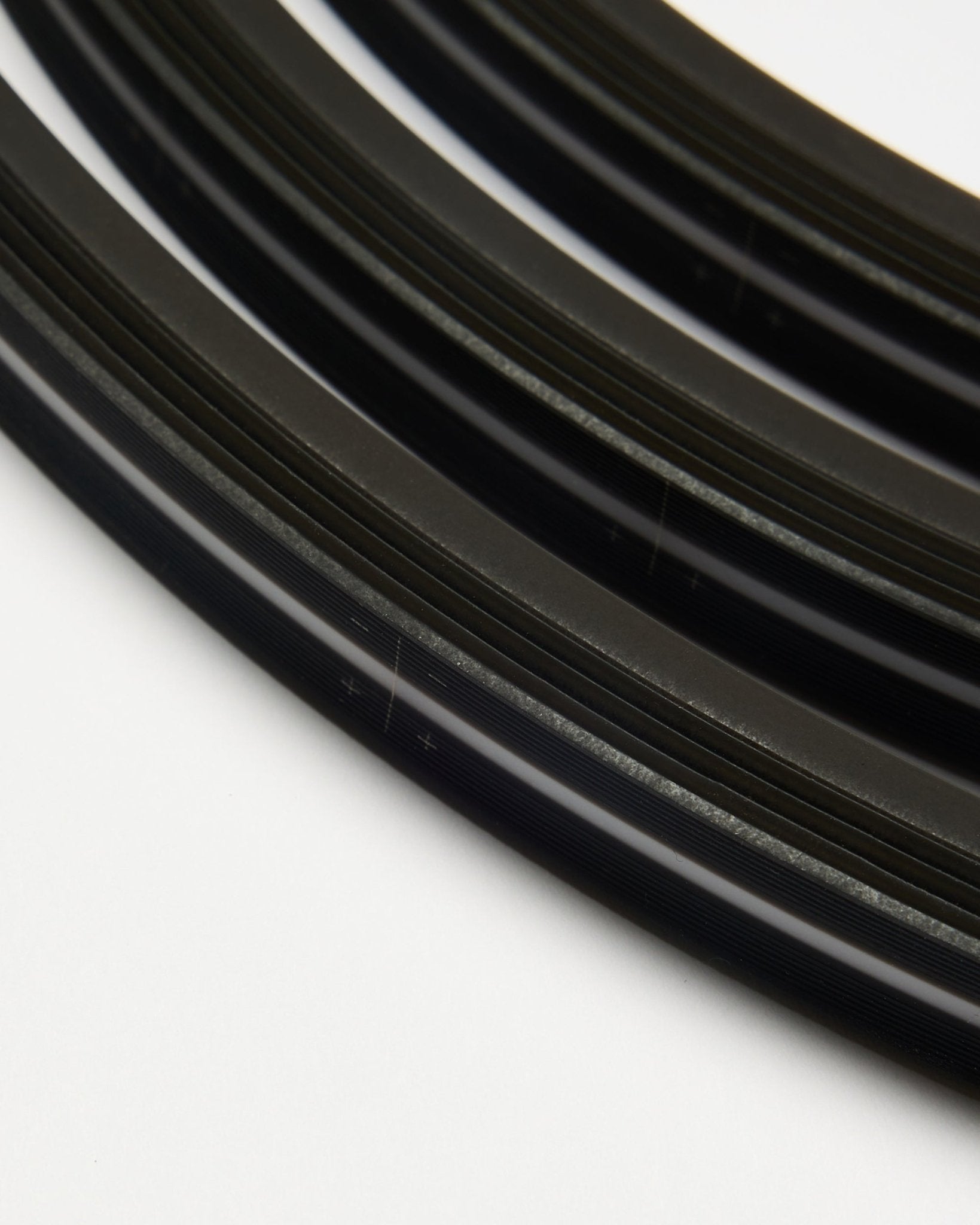 Bandes LED WoodUpp Lumi black disposées en parallèle (300 cm, lot de 3) sur fond blanc, conçues pour compléter les panneaux acoustiques en bois au style nordique.