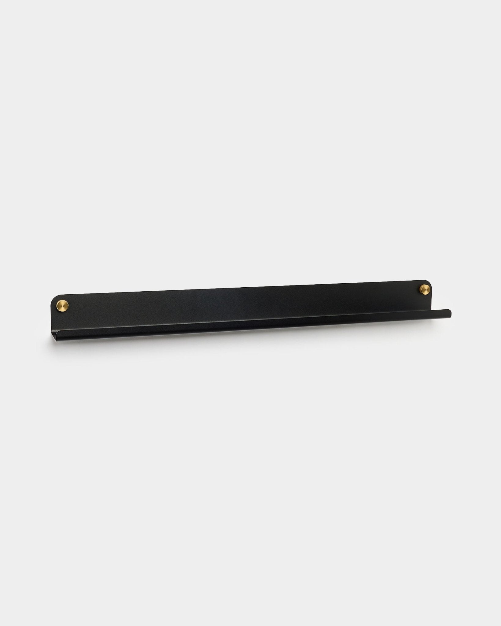 Norr Narrow Shelf en black par WoodUpp, 75,9 cm, présente un design steel fin avec des vis brass-colored, conçu comme accessoire pour panneaux acoustiques.