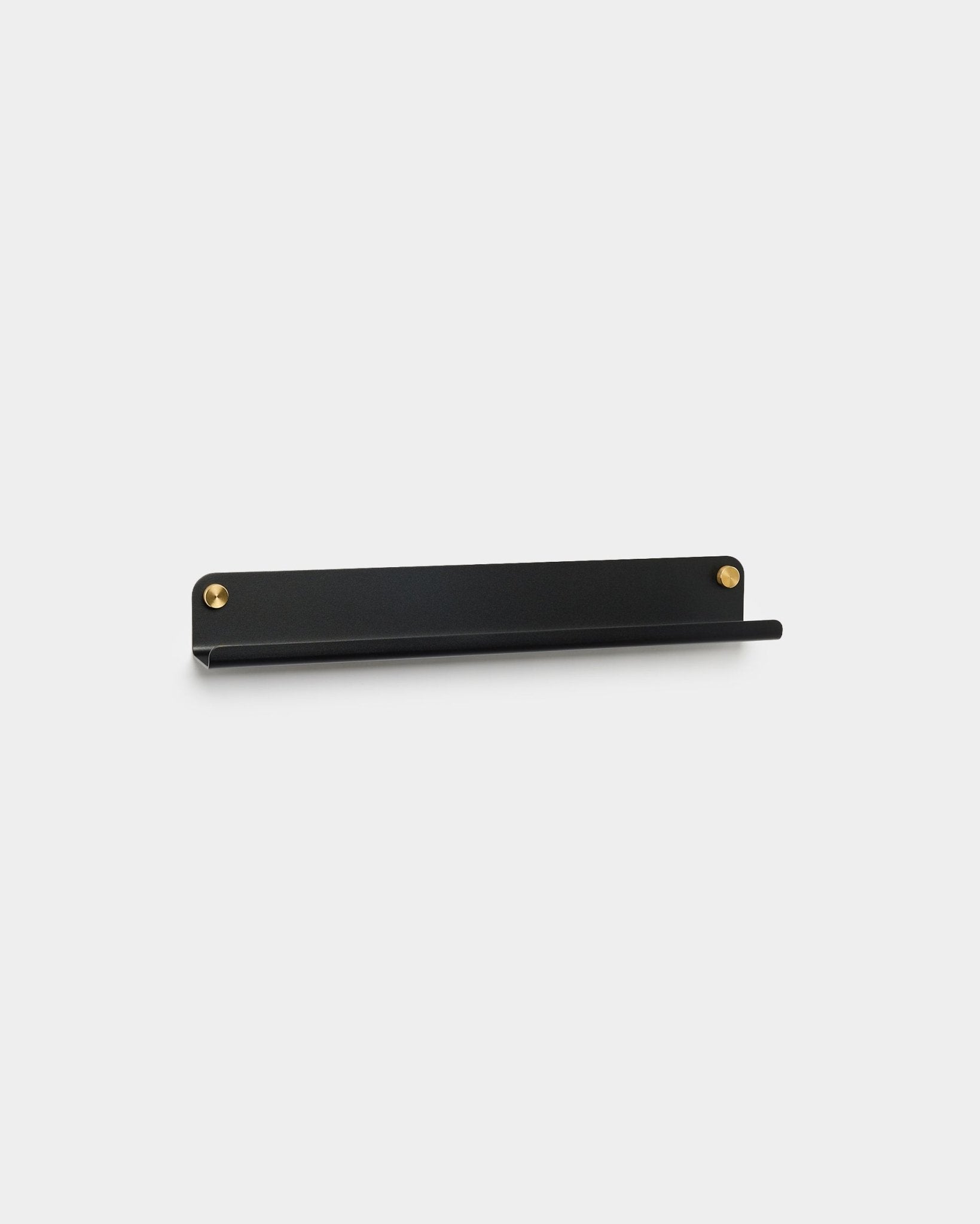 L’étagère étroite black steel de Norr, 51,9 cm, par WoodUpp, avec vis brass, au design minimaliste, est présentée sur un fond gris clair uni.