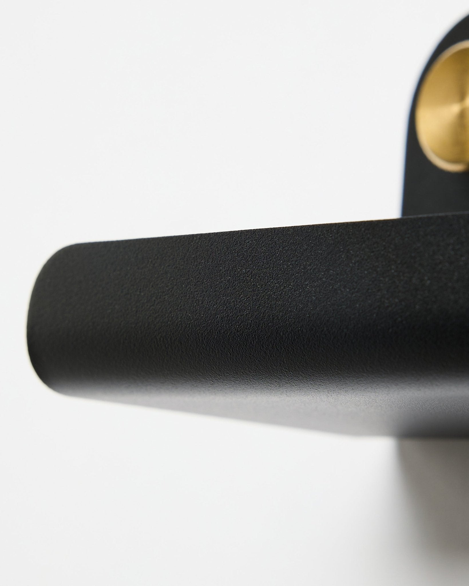 Gros plan sur une poignée de porte black et l’étagère étroite WoodUpp Norr | Narrow Shelf en black, 51,9 cm, placées sur un fond blanc.