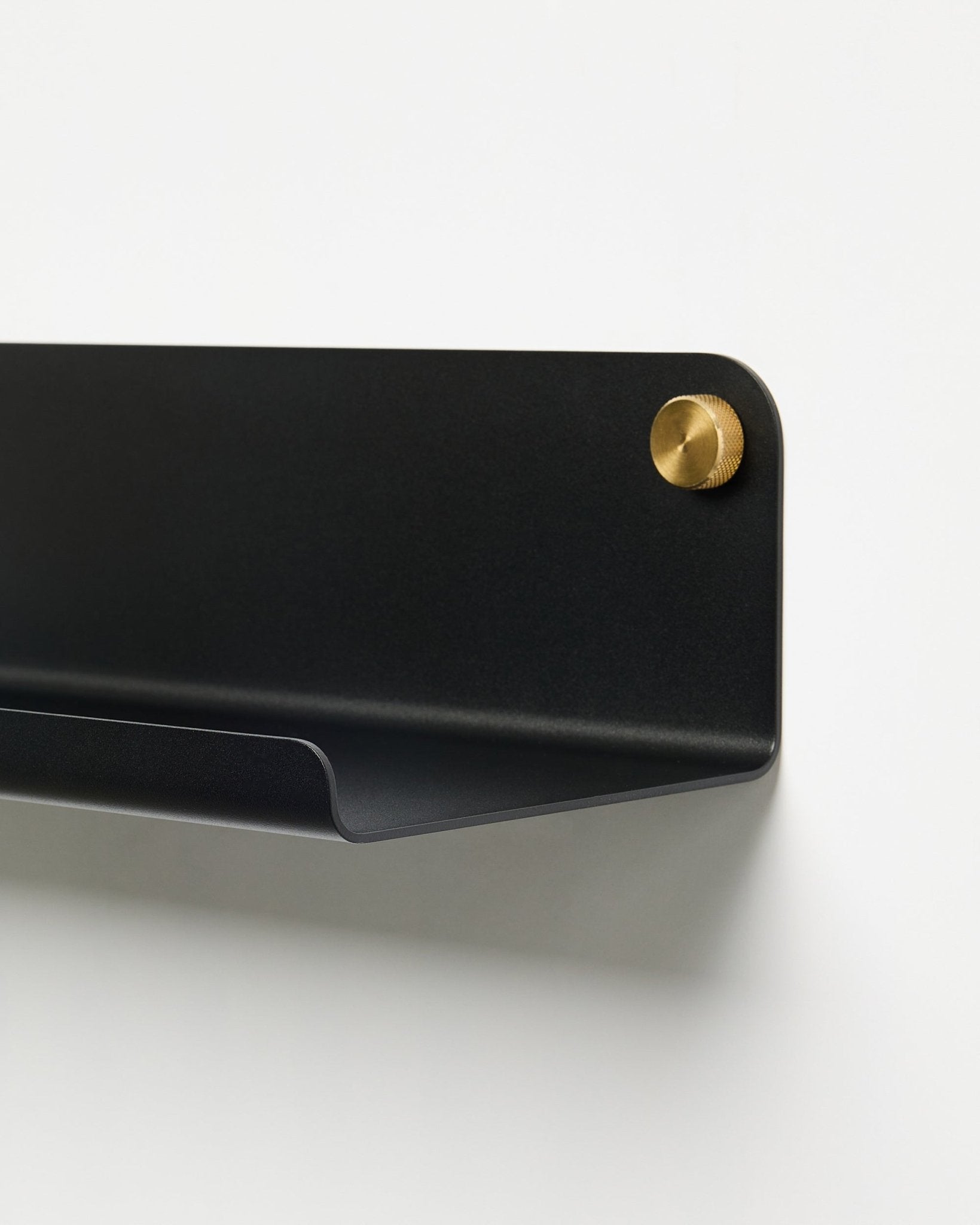 Gros plan sur l’accessoire étagère large WoodUpp Norr (51,9 cm) en métal black thermolaqué, avec vis dorée, sur fond blanc uni.