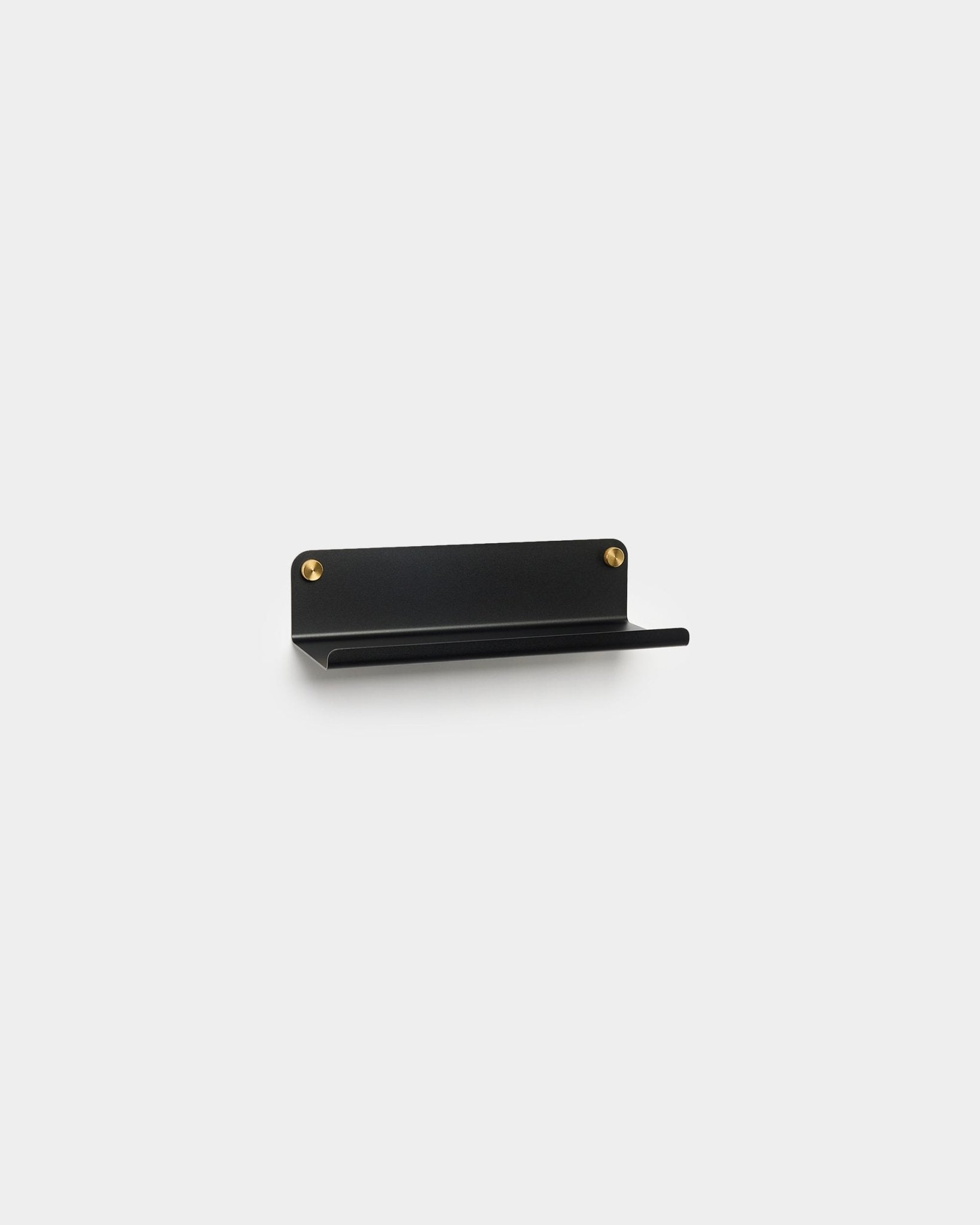 L’étagère large Norr en black de WoodUpp, 35,9 cm, avec un design nordique minimaliste et deux vis brass visibles sur fond blanc uni.