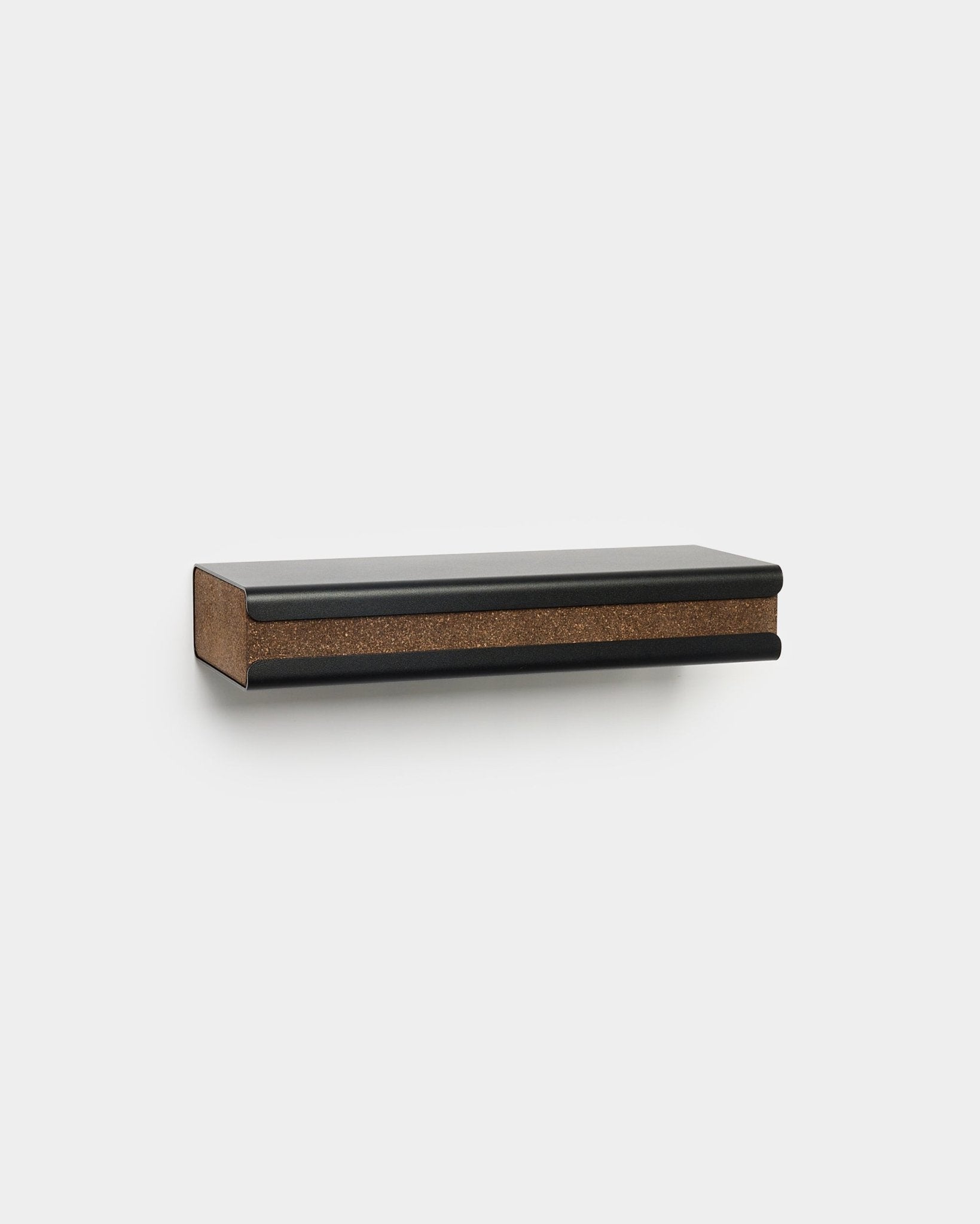 Norr Key Tray par WoodUpp, une étagère accessoire nordique minimaliste en black avec tiroir push-open et bande en liège fumé, largeur 35,9 cm.