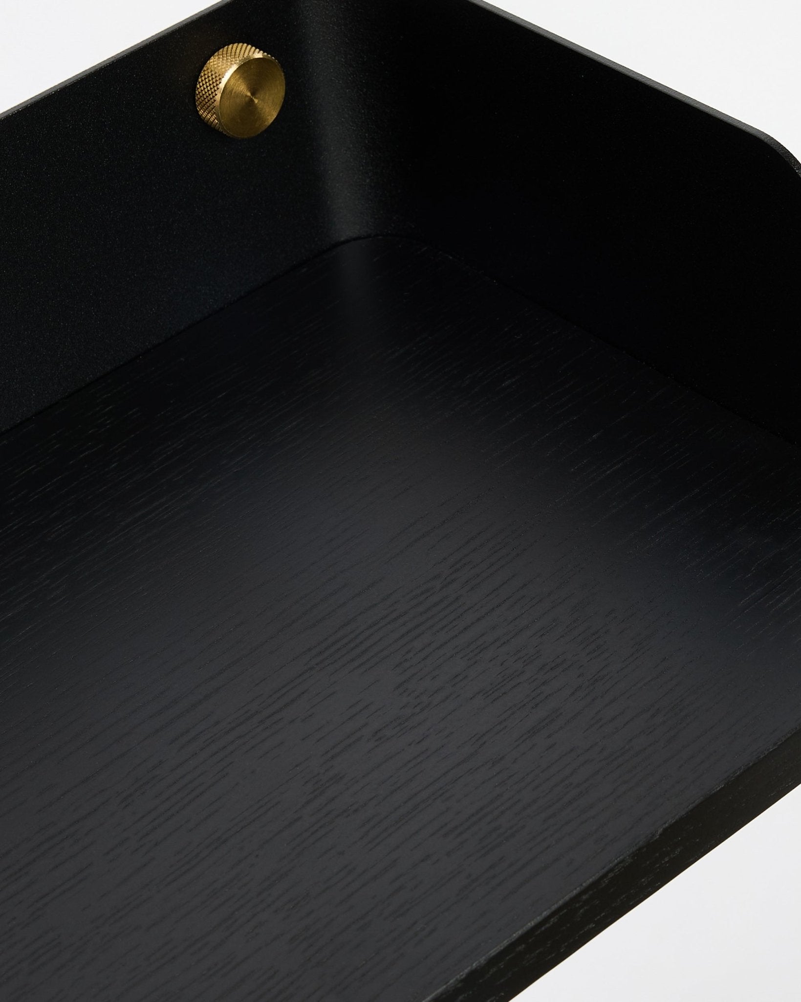Gros plan sur la bibliothèque WoodUpp Linn en Black Oak (55,9 cm), mettant en valeur la texture nordique du veinage du bois et le détail des vis dorées, conçue pour s’harmoniser avec la collection Akupanel.