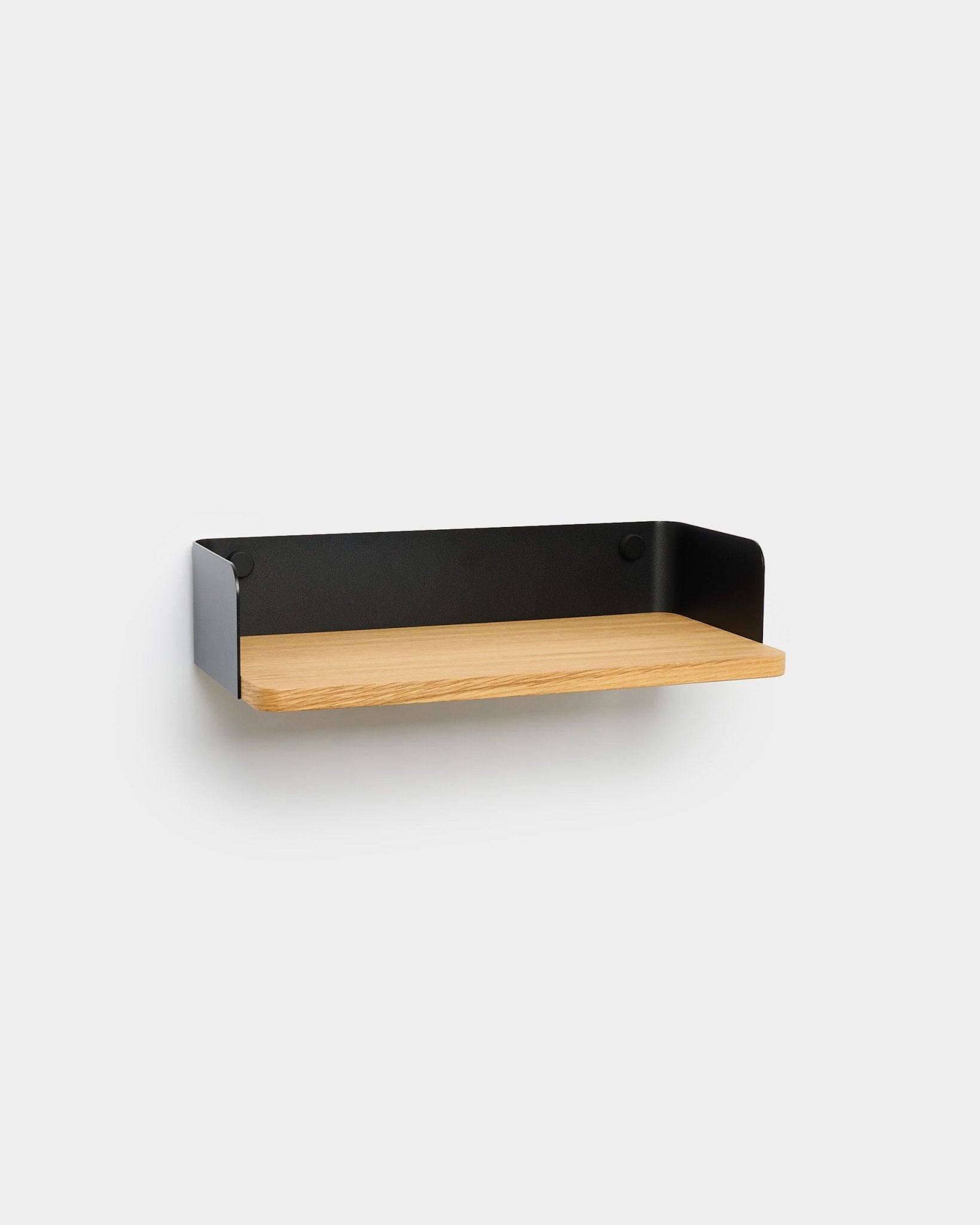 Bibliothèque WoodUpp Linn en natural oak, largeur 39,9 cm, avec côtés métalliques black, design mural minimaliste nordique présenté sur fond blanc.