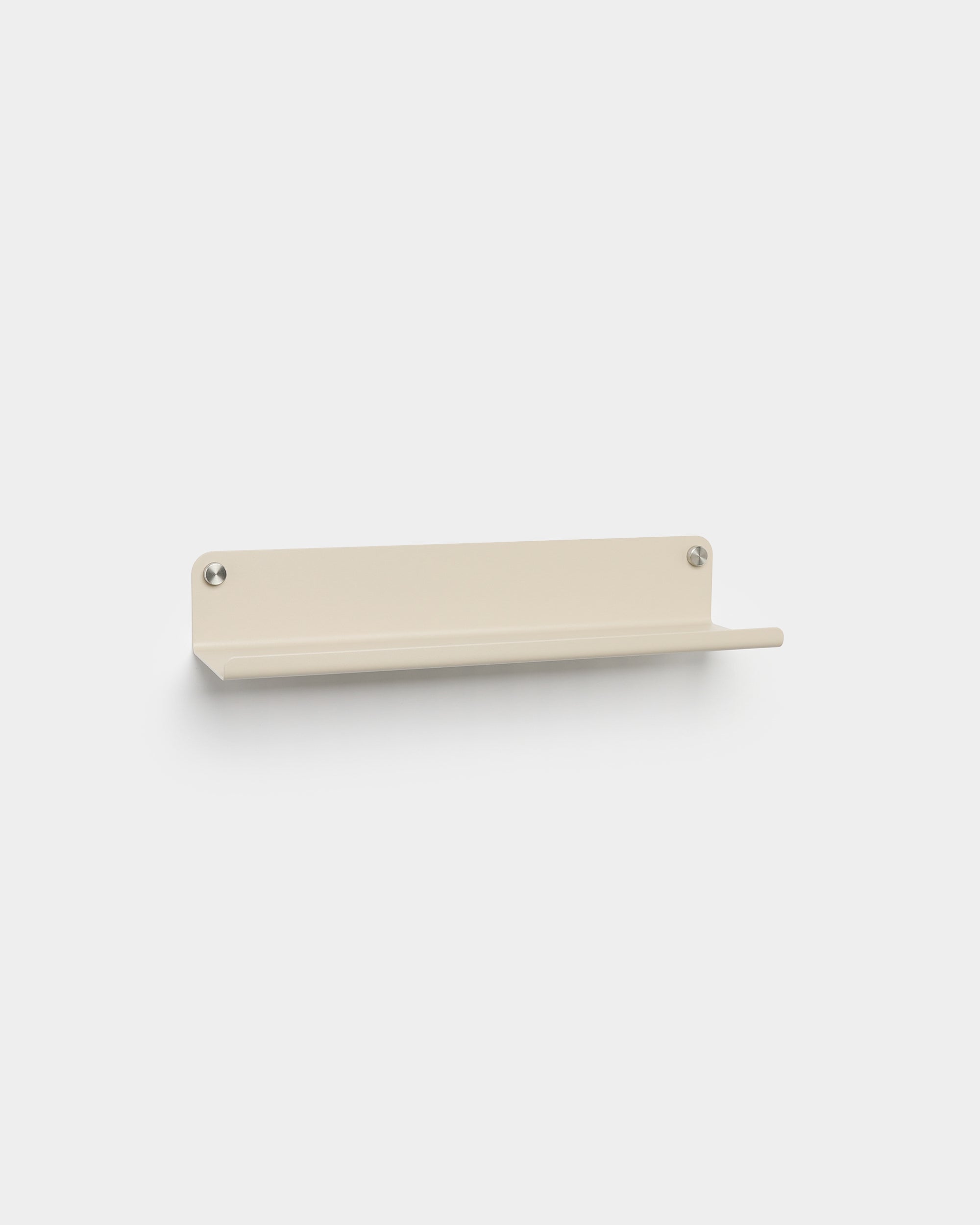 WoodUpp Norr Étagère large en beige, 51,9 cm, présentée avec deux vis de fixation sur fond blanc uni ; accessoire compatible avec les collections Akupanel.
