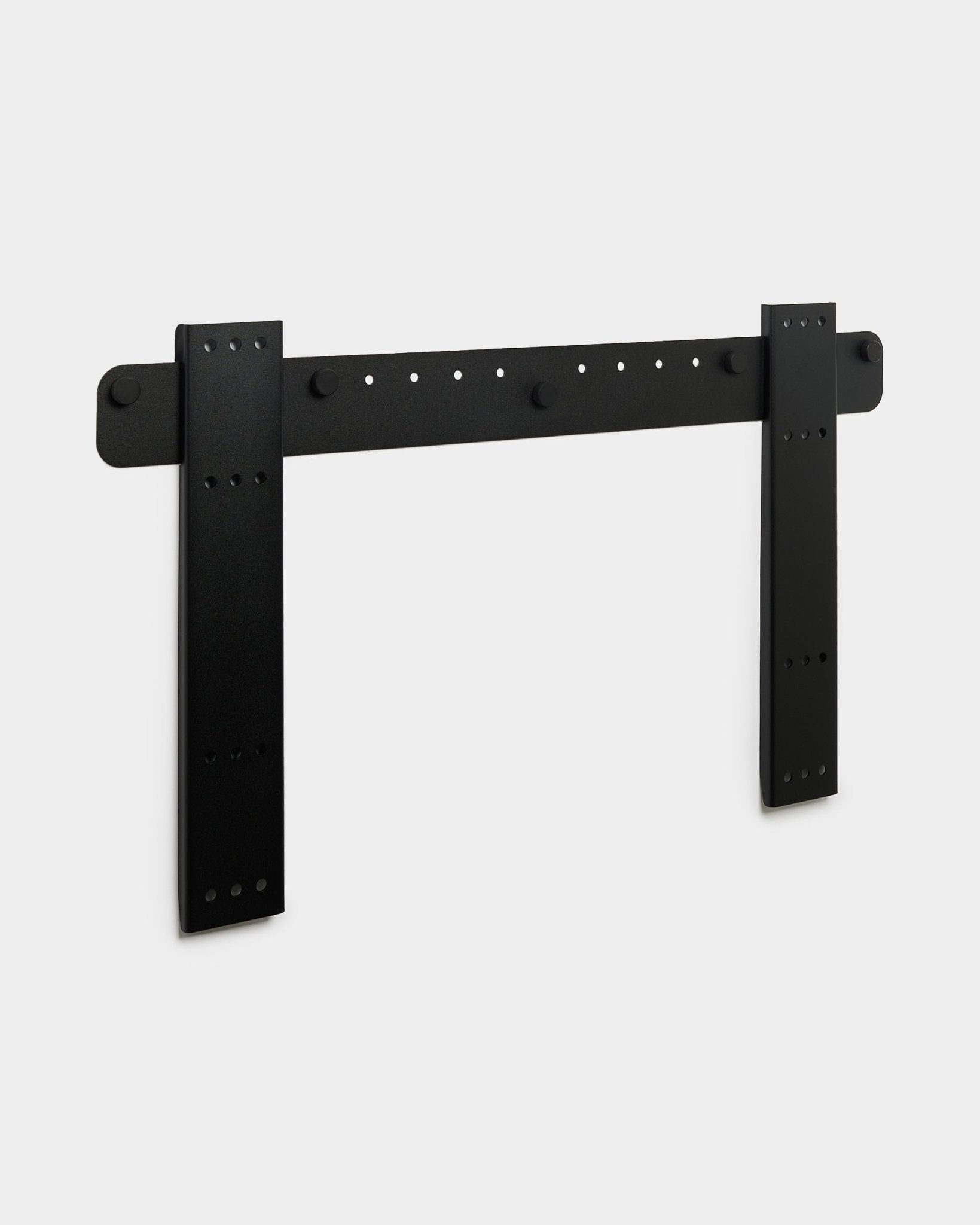 Support TV WoodUpp Fjell Large avec doubles supports vertical, compatible VESA 600x400, finition métal black présentée sur un fond gris clair.