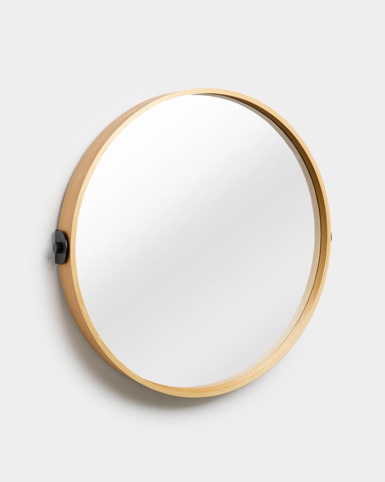 Linn | Mirror / Natural Oak de WoodUpp, un accessoire acoustique avec un cadre en contreplaqué de chêne, présenté sur un fond blanc uni avec un léger angle.
