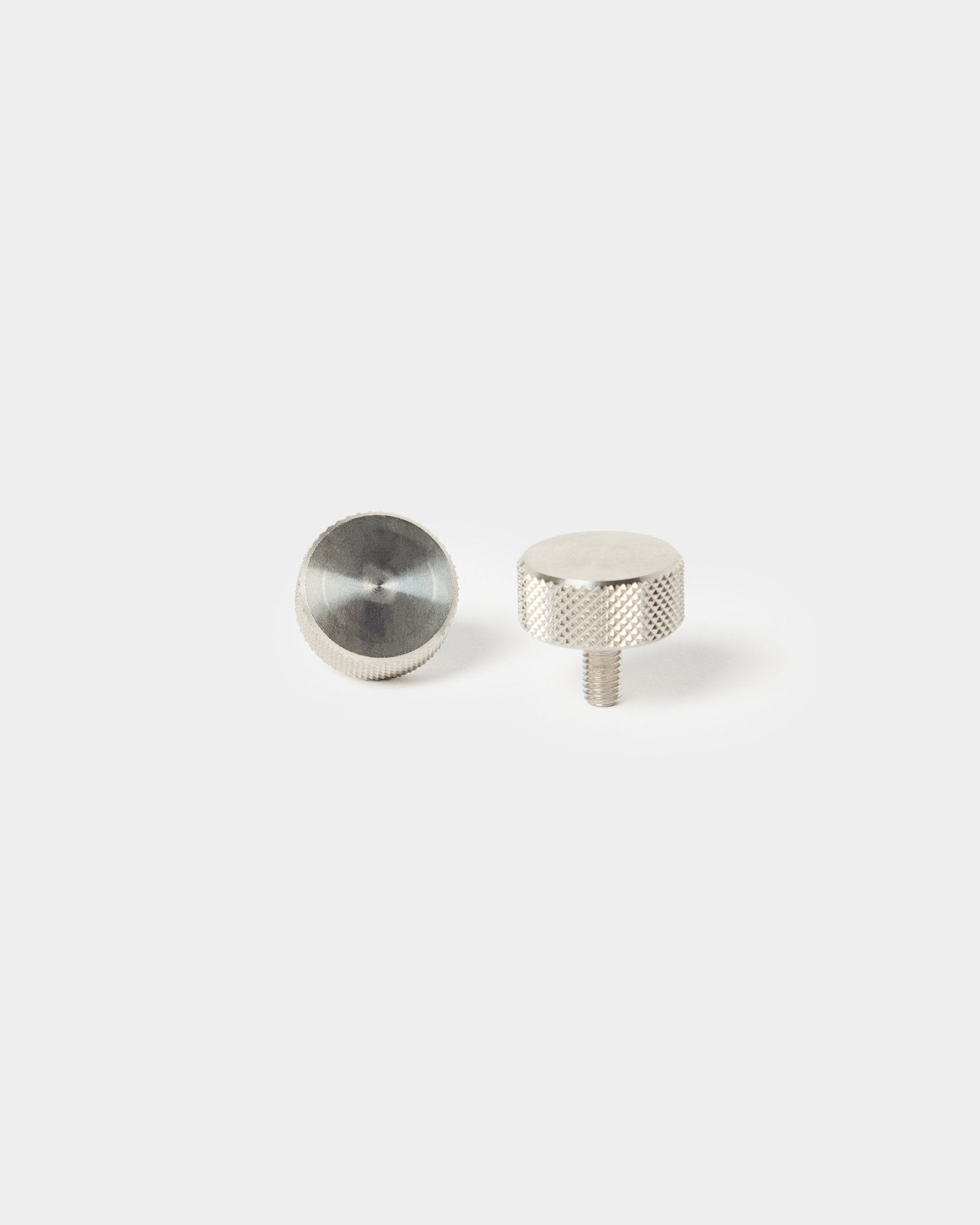 Paire de vis moletées WoodUpp en acier inoxydable steel (M5x10 mm, 20x8.8) pour l’installation de Panneau acoustique — une avec extrémité filetée, l’autre avec tête lisse.