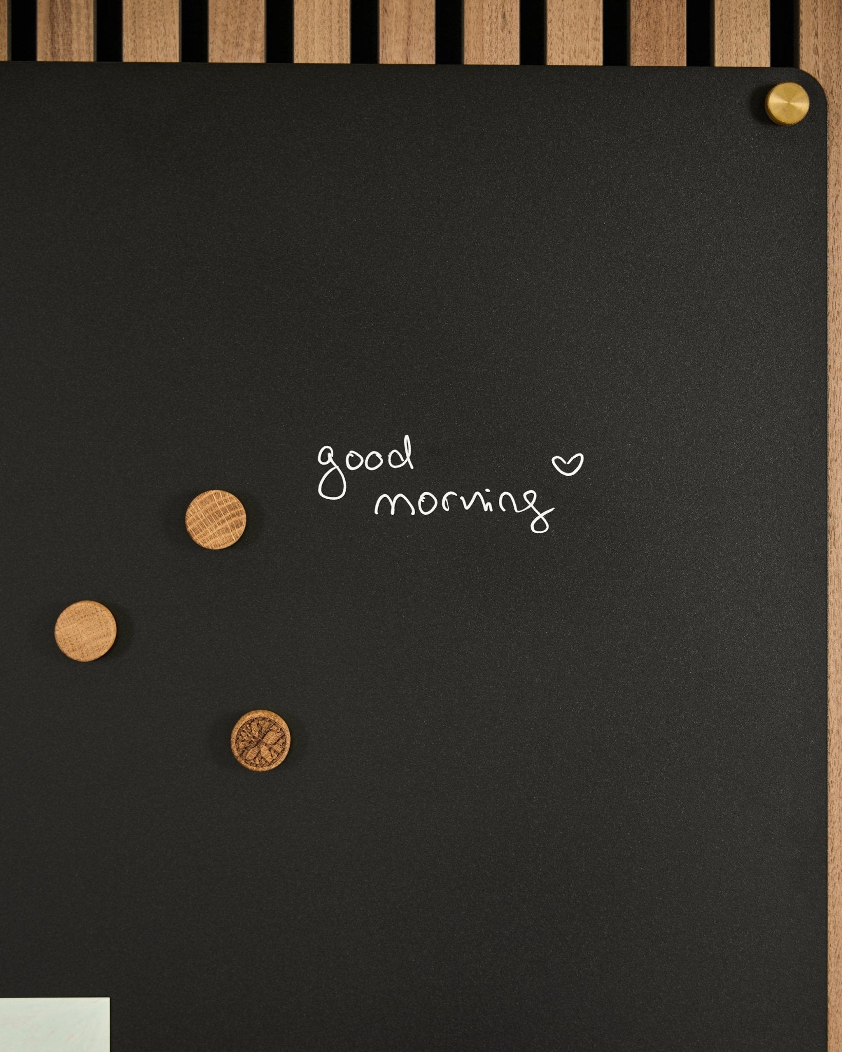 Le Norr | Blackboard set de WoodUpp se compose d’un black Panneau acoustique avec good morning et un cœur, ainsi que de 3 aimants en bois. Design minimaliste nordique.