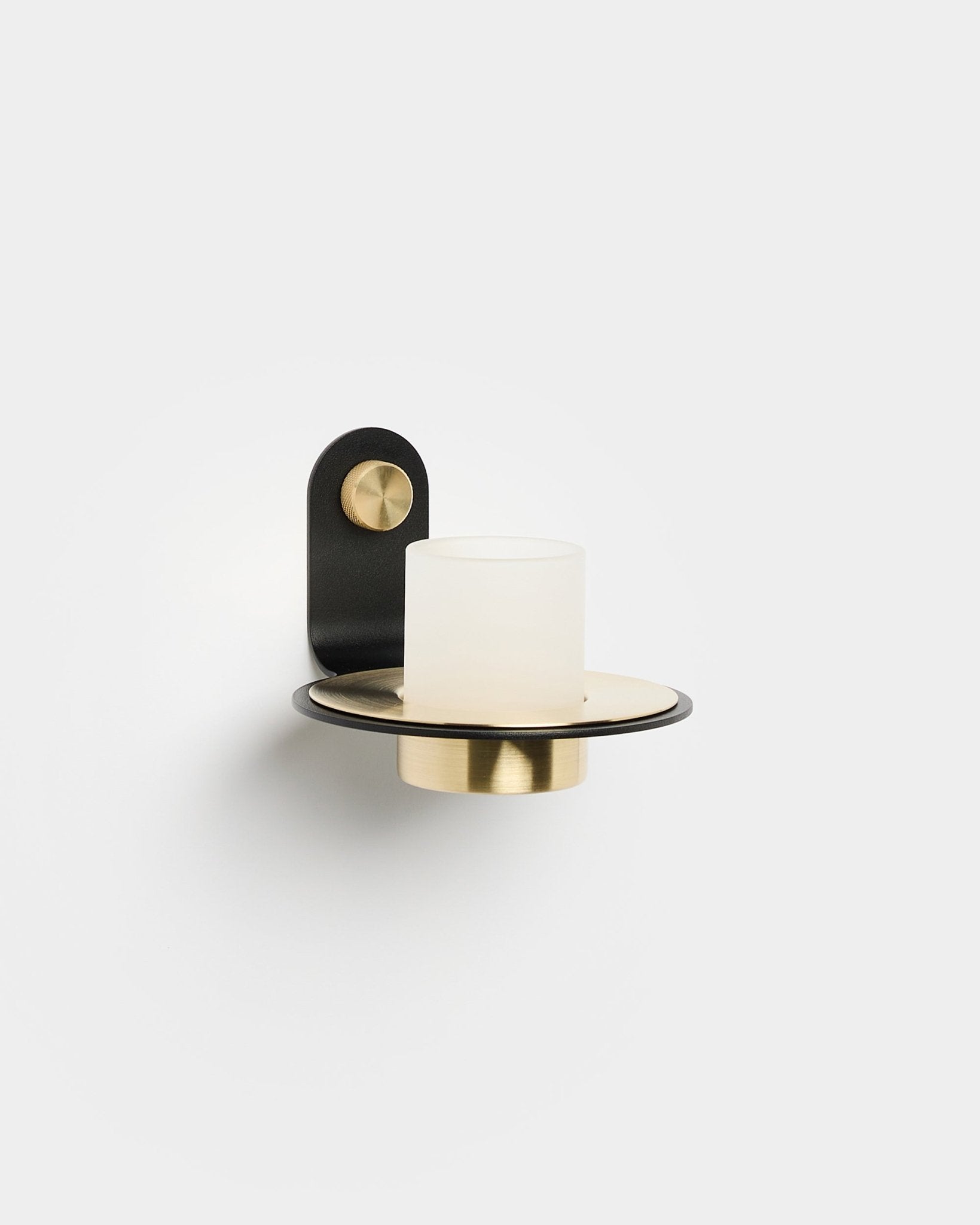 Bougeoir Norr de WoodUpp avec un black et une base brass, ainsi qu’un abat-jour en verre dépoli, conçu pour s’accorder avec des bougies LED ; il s’inscrit dans un style minimaliste nordique.