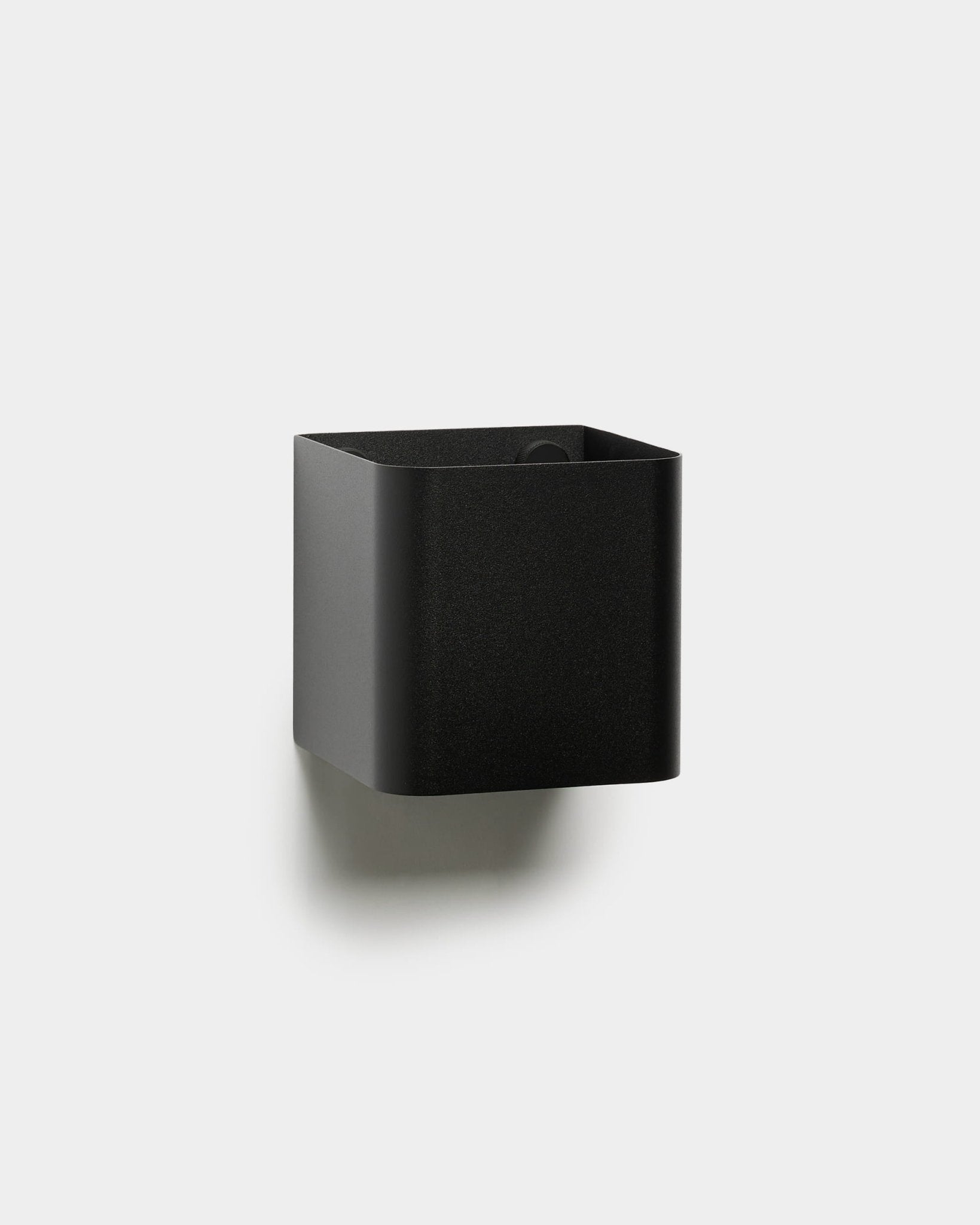 Le Norr | Plant Box WoodUpp est un black rangement mural carré au design minimaliste, avec des bords arrondis, présenté sur un fond blanc uni.