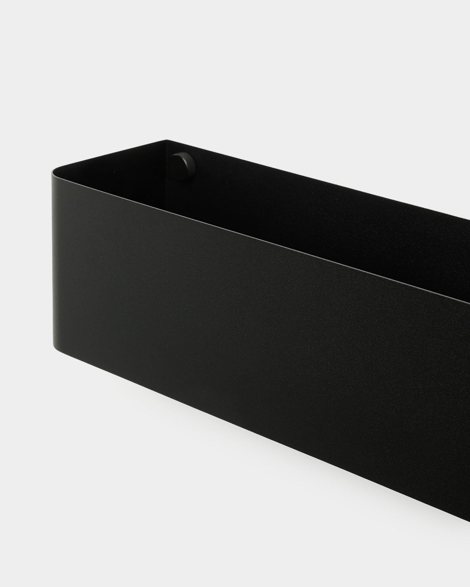 La boîte à plantes Norr de WoodUpp, 47,9 cm en black avec des bords arrondis et lisses, placée sur un fond blanc uni.