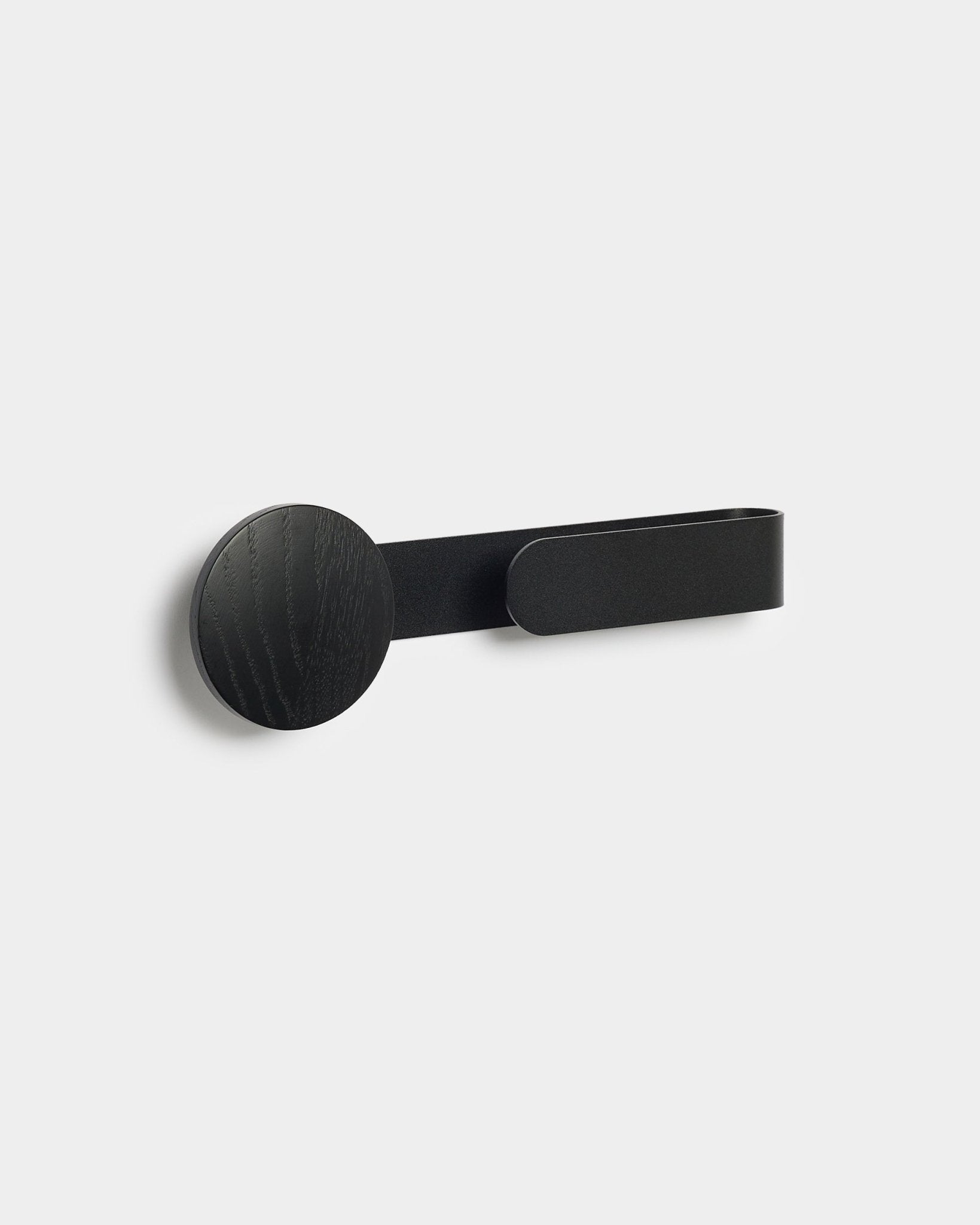 Le porte-manteau Linn | Horizontal en Black Oak par WoodUpp, un accessoire minimaliste en black métal thermolaqué steel et bois, se détache sur un fond clair grey.
